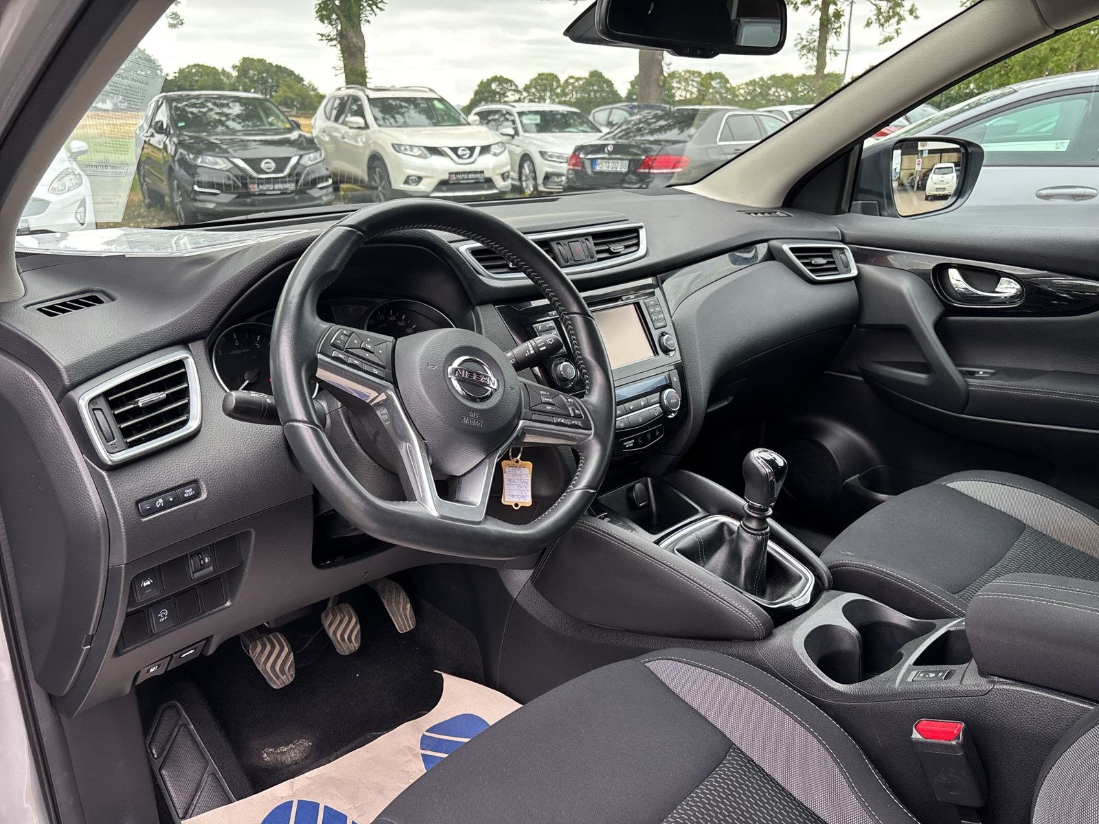 Fahrzeugabbildung Nissan Qashqai 1.2 DIG-T Acenta Navi + Ganzjahresreifen