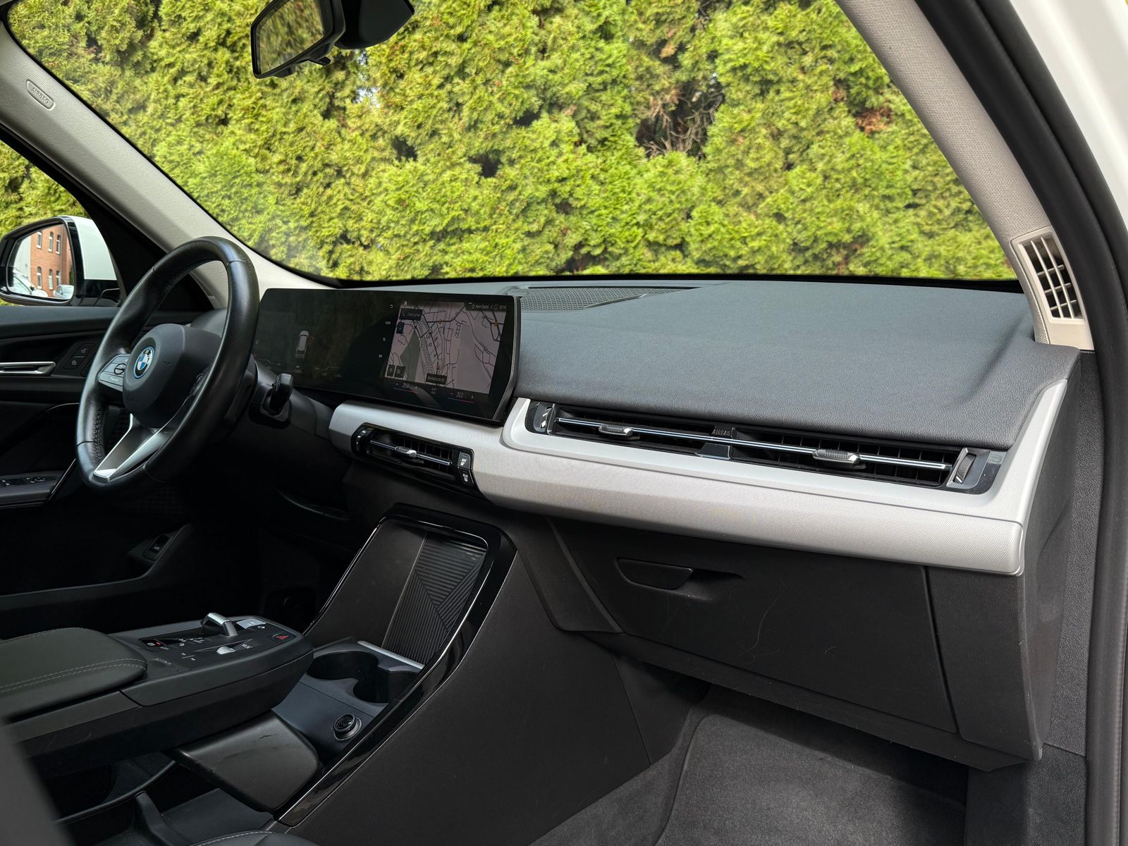 Fahrzeugabbildung BMW iX1 30 xDrive 64 kWh SHADOW+LIFE+SHZ+KAM+LEDER+M