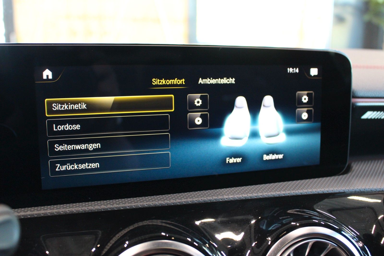 Fahrzeugabbildung Mercedes-Benz CLA 35 AMG 4Matic 1. Hand*Pano*Ambiente*MWST