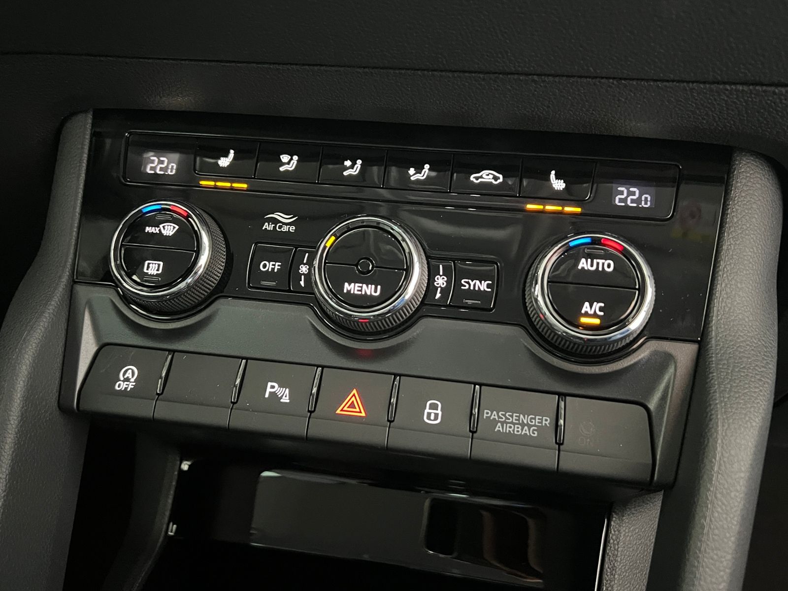 Fahrzeugabbildung SKODA Karoq Tour 1.5 TSI DSG *AHK, Matrix-LED*