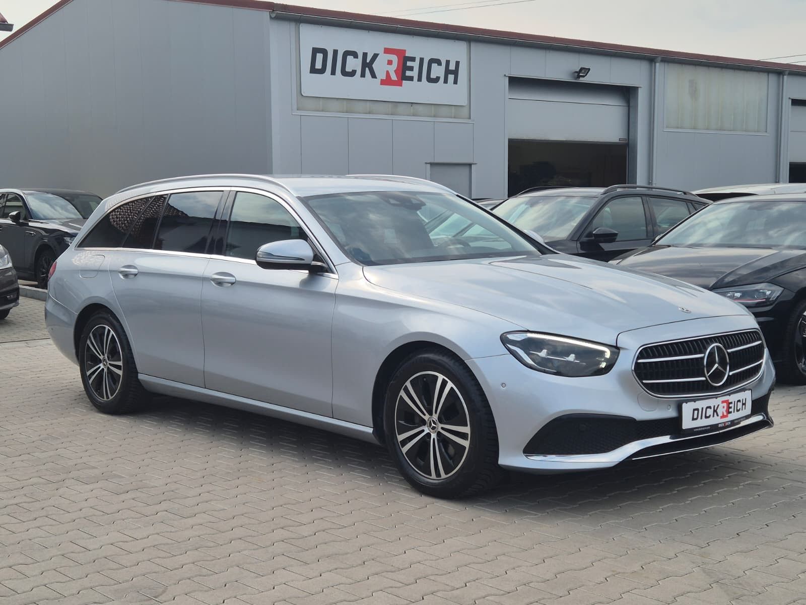 Fahrzeugabbildung Mercedes-Benz E 220 d Avantgarde AHK*DIST*LED*SHZ*Kam*Ambiente