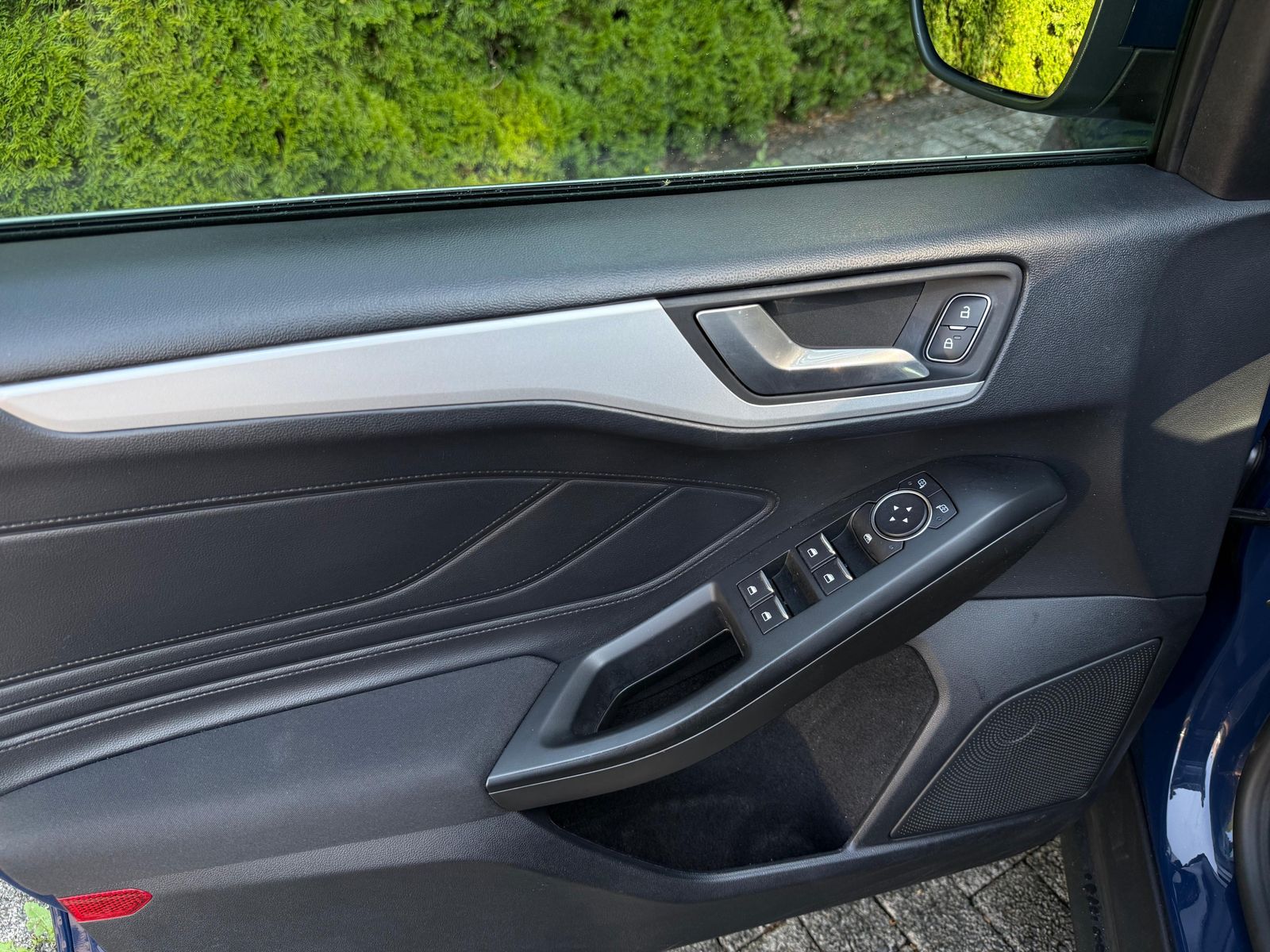 Fahrzeugabbildung Ford Focus 2.0 EB Cool & Connect LED+NAV+SHZ+KAM+CARP