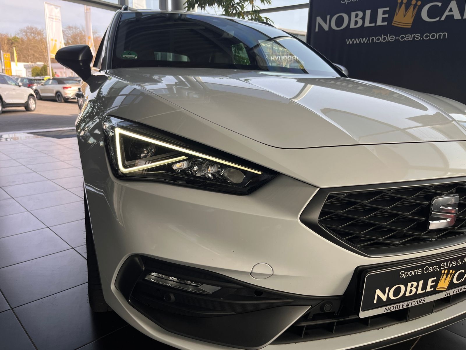 Fahrzeugabbildung SEAT Leon Sportstourer FR e-Hybrid LED NAVI ALU