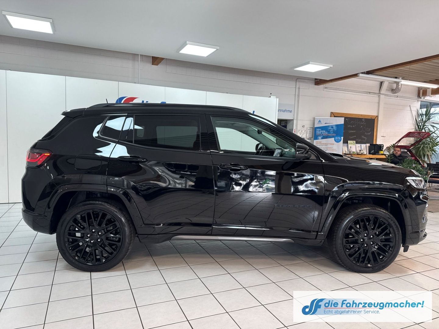 Fahrzeugabbildung Jeep Compass S Plug-In Hybrid 4WD Navi Soundsystem 36