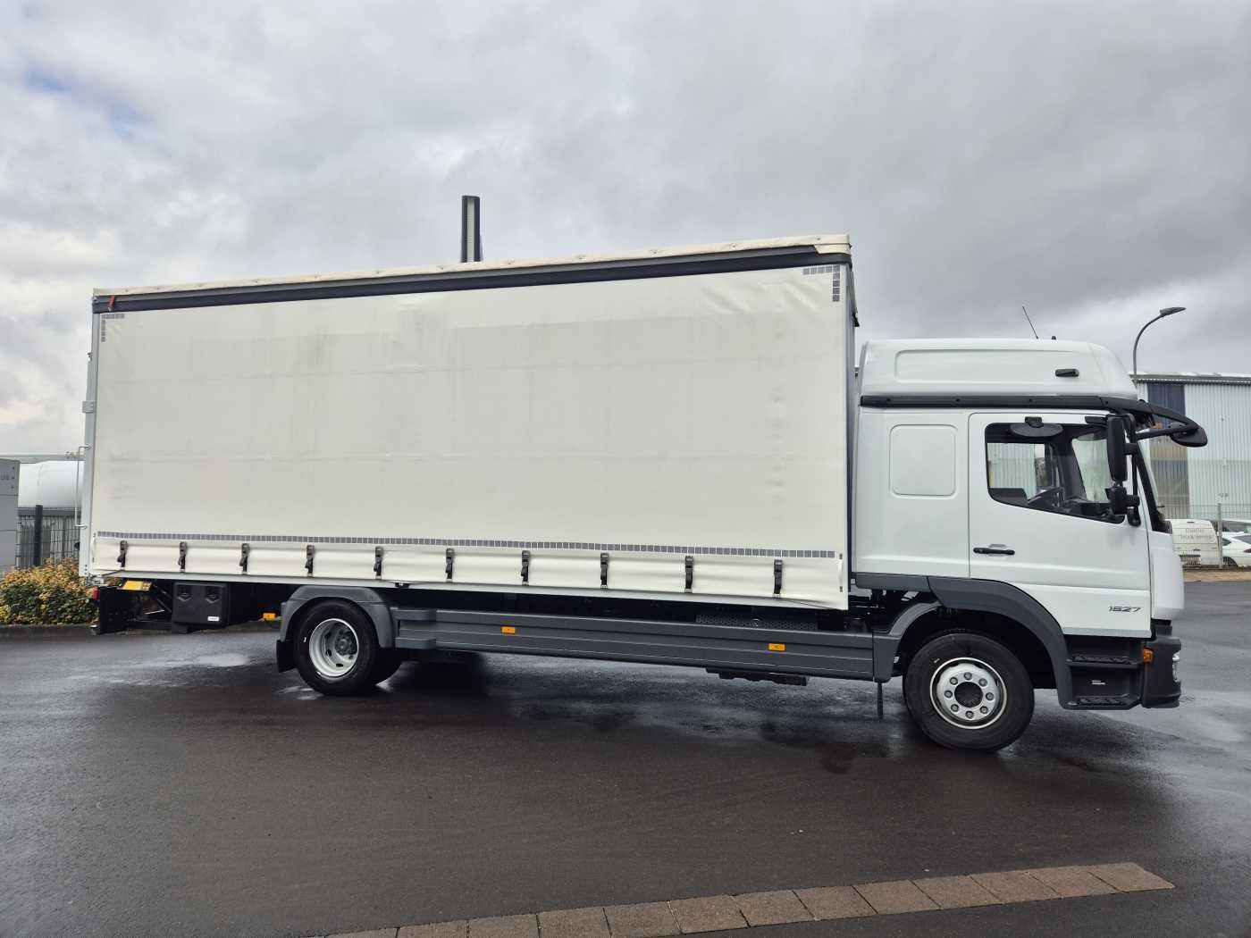 Fahrzeugabbildung Mercedes-Benz Atego 1527 L L-Haus LBW Palfinger 1.500kg 2 Bett