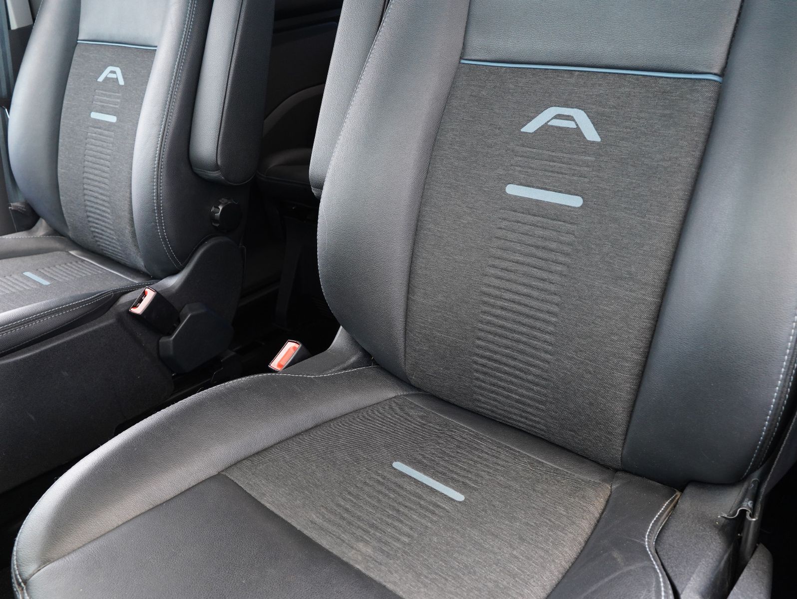 Fahrzeugabbildung Ford Tourneo Custom 320 L1 Active 8-SITZER