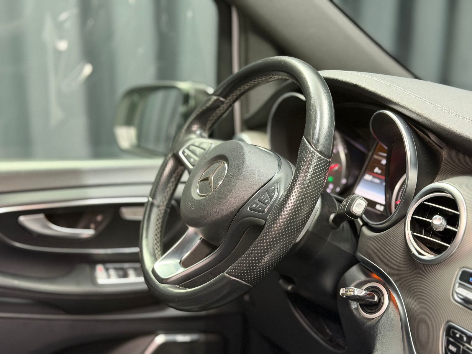 Fahrzeugabbildung Mercedes-Benz V250d NIGHT EDITION 4MATIC lang AMG-LINE|360°|