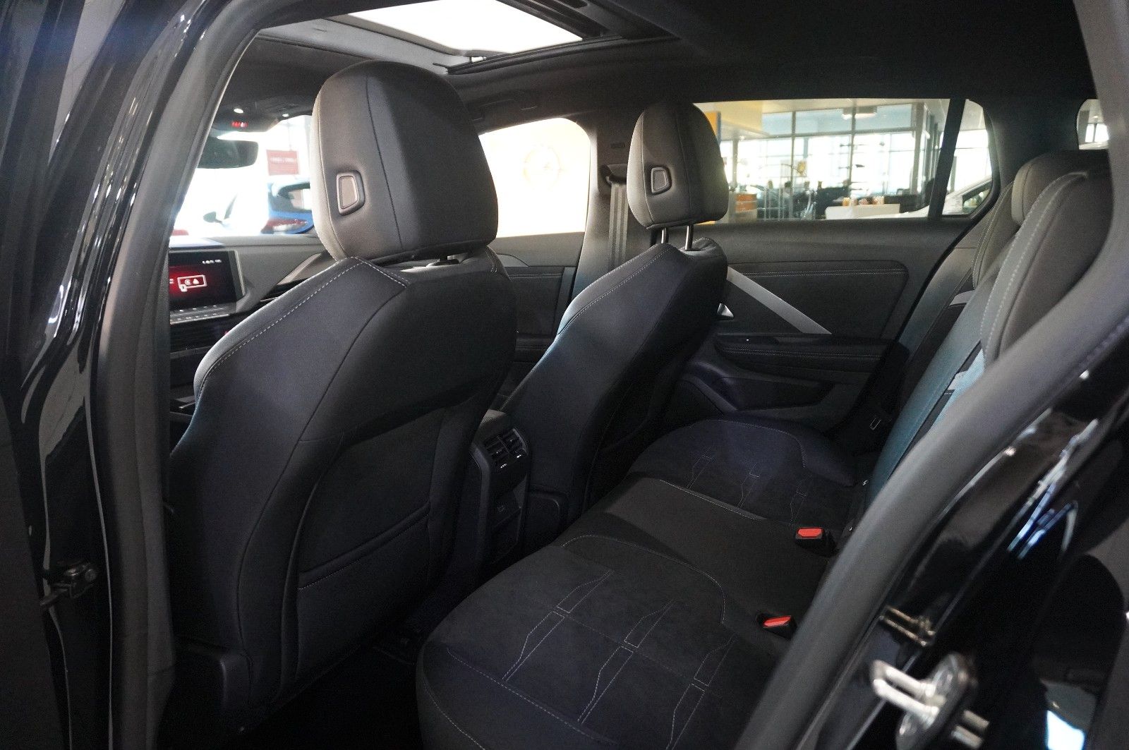 Fahrzeugabbildung Opel Astra L ST 1.2T ULTIMATE NAVI/LED/360°/HUD/AHK