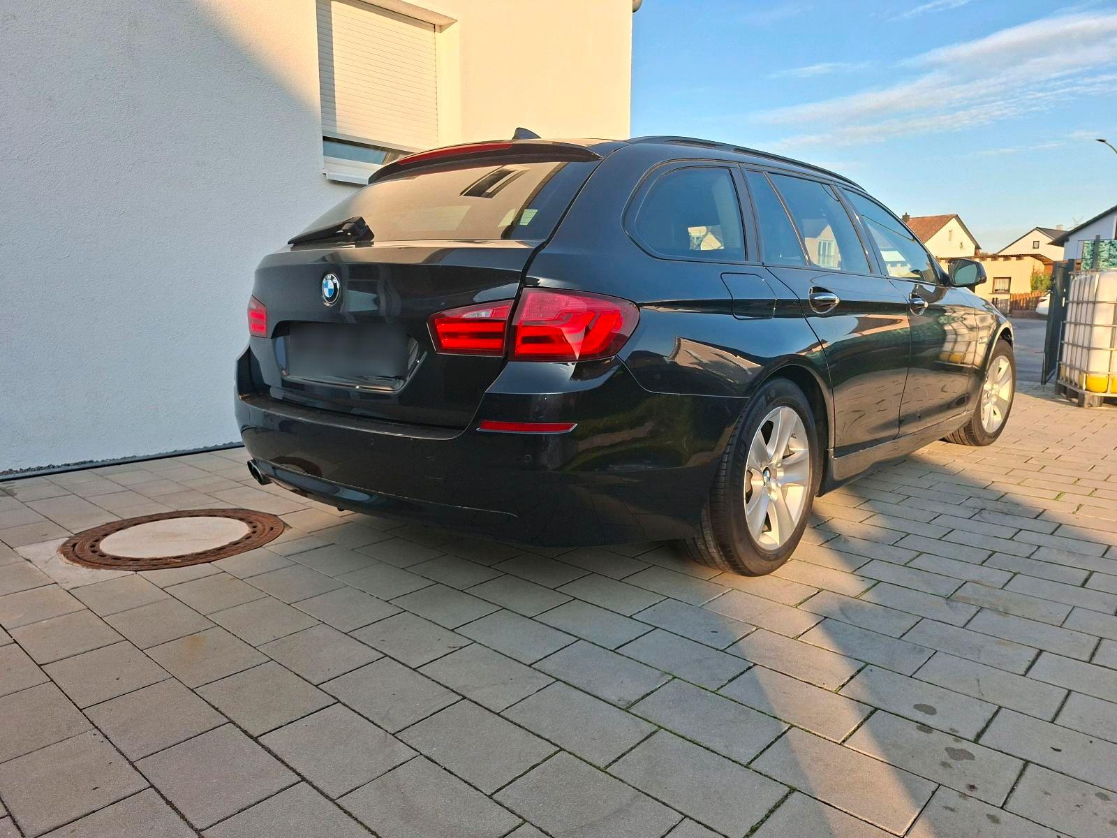 BMW 520 2011 — салон