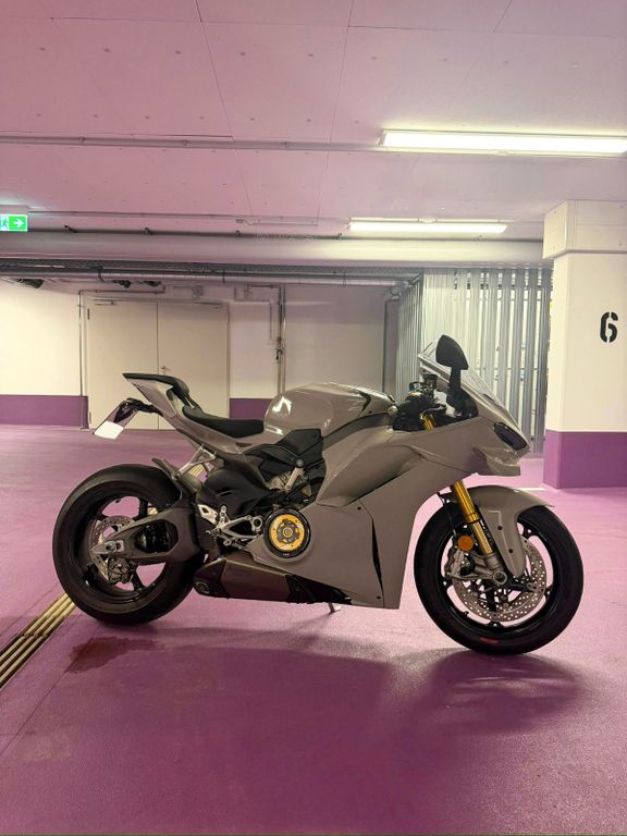 DUCATI PANIGALE V4S /AKRAPOVIC / KREIDE DUCATI PANIGALE V4S /AKRAPOVIC / KREIDE