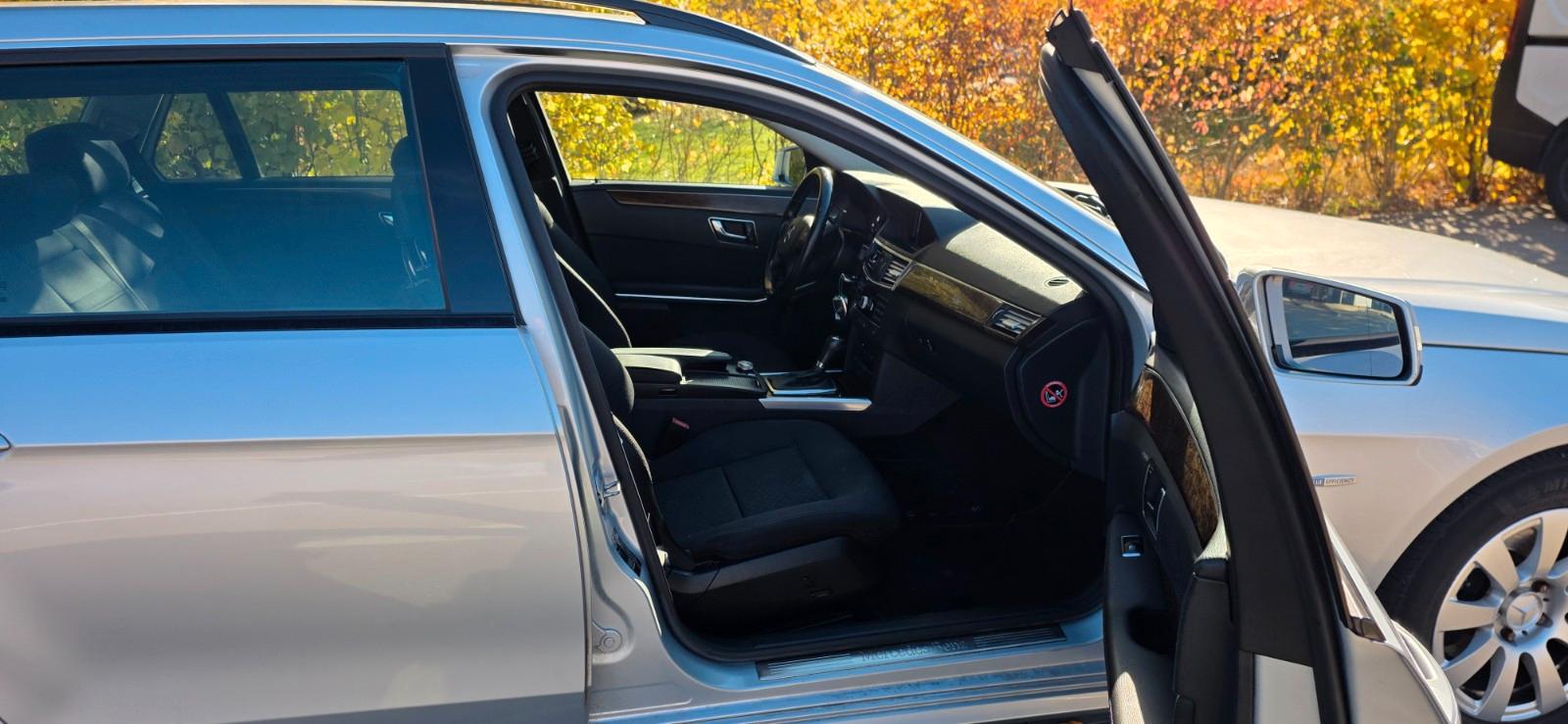 Mercedes-Benz E200 2010 — photo 24