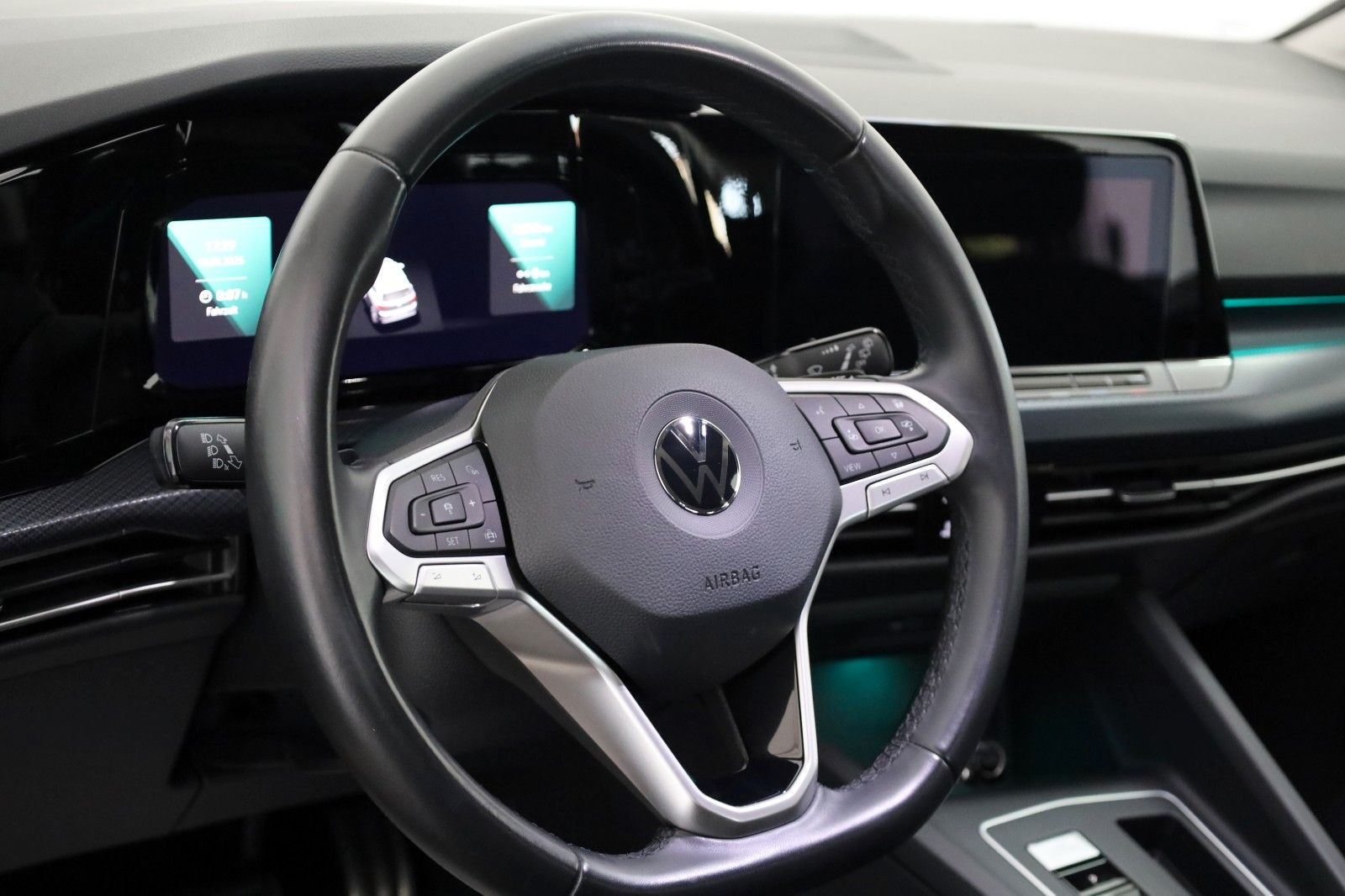 Fahrzeugabbildung Volkswagen Golf VIII Lim. United,Navi,LED,SH,DAB,ACC,AHK