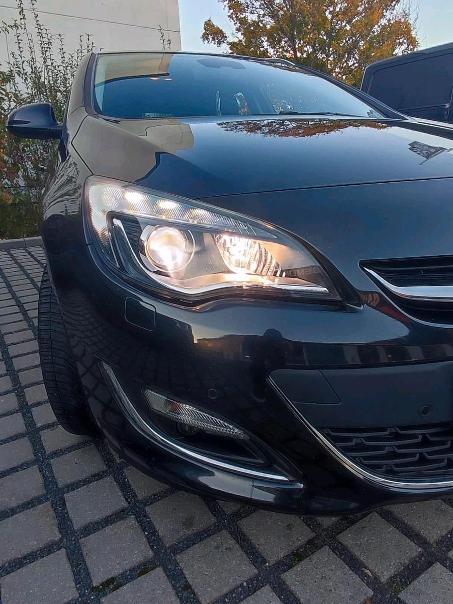 Opel Astra 2014 — rear view