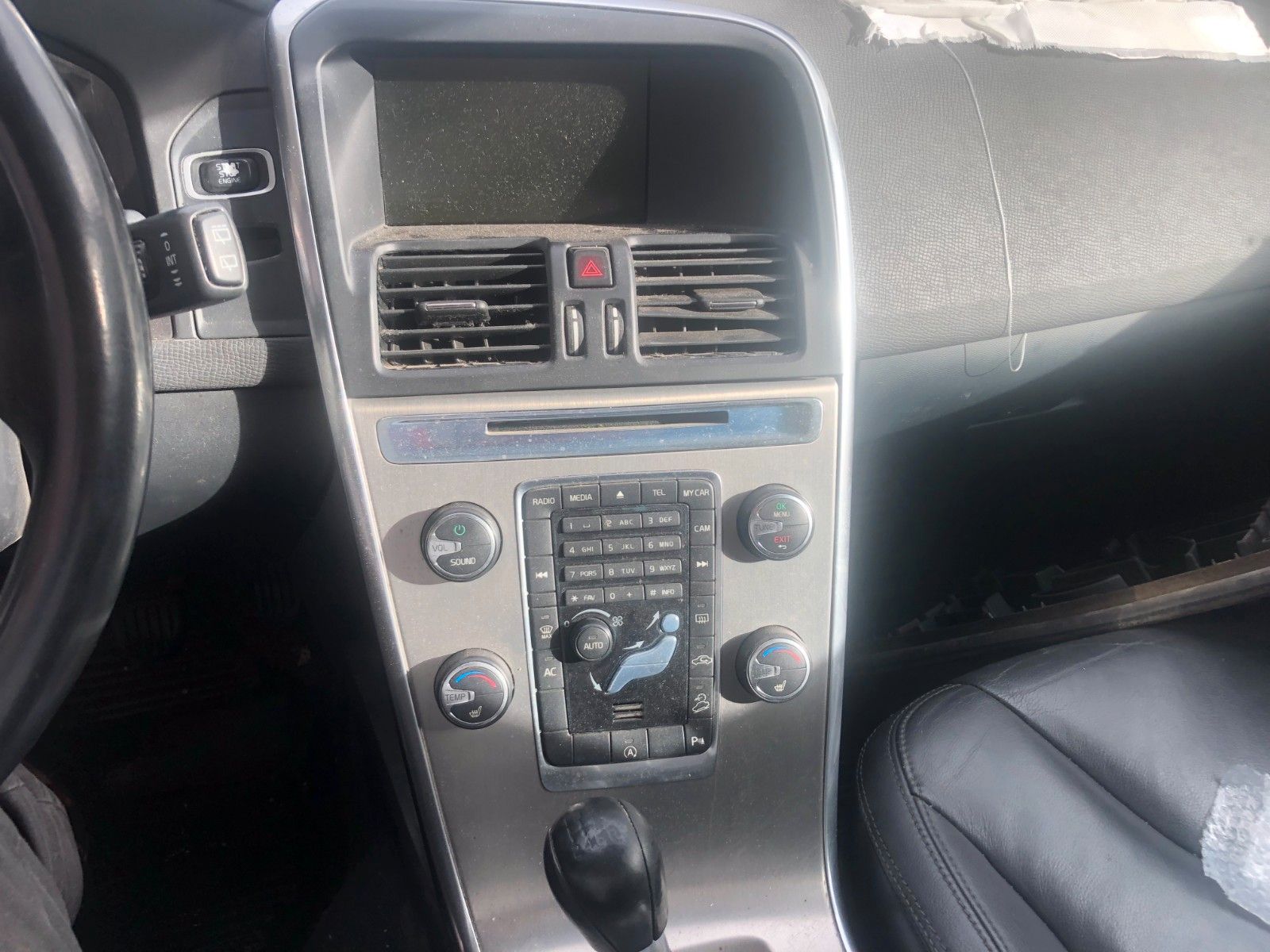 Fahrzeugabbildung Volvo XC60 Momentum AWD Frontschaden