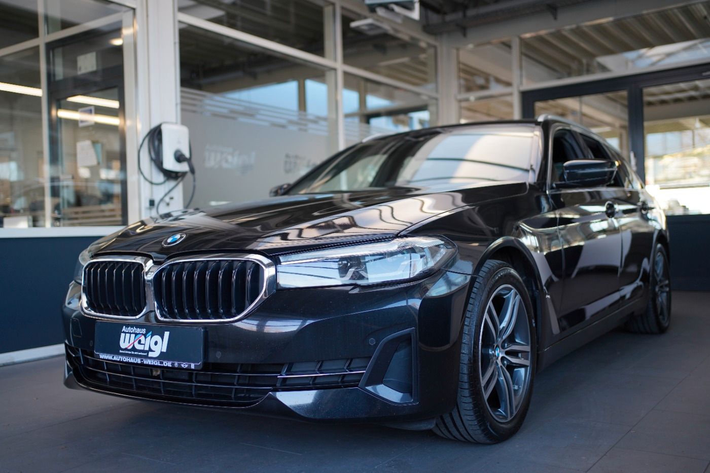 Fahrzeugabbildung BMW 520d xDrive +Head Up+AHK+Sportsitze+Alarmanlage+