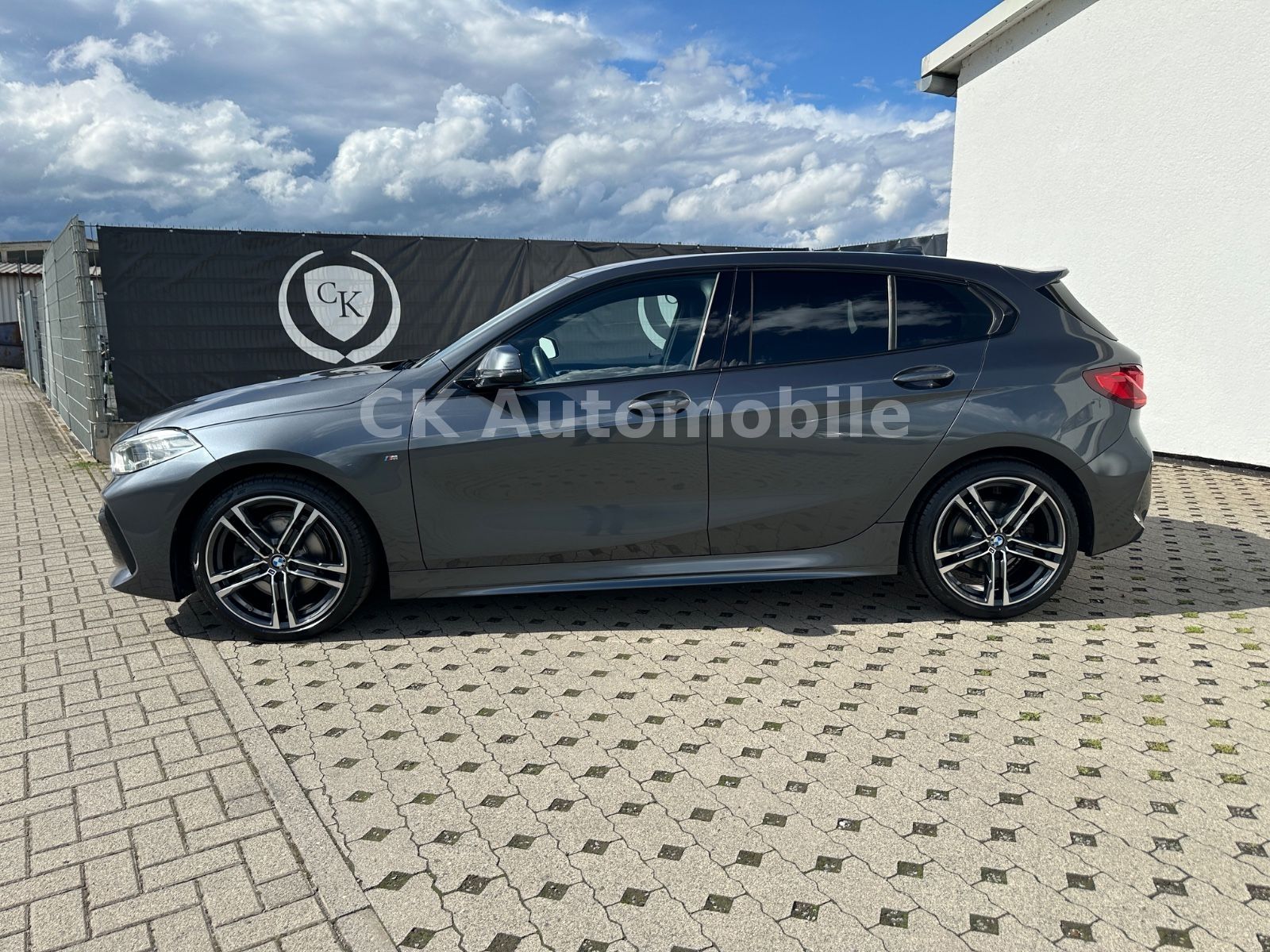 Fahrzeugabbildung BMW 118d M-Sport Shadow-Line/Navi/LED/PDC