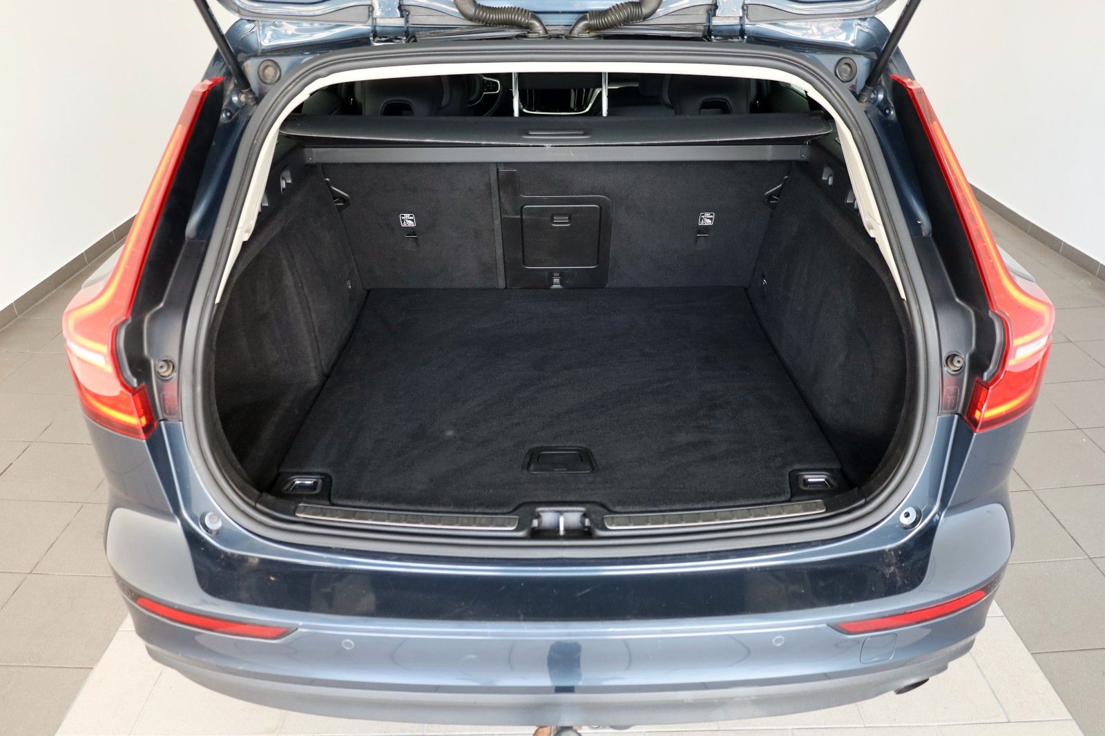 Fahrzeugabbildung Volvo V60 Momentum Core,Navi,LED,DAB,PDC,AHK