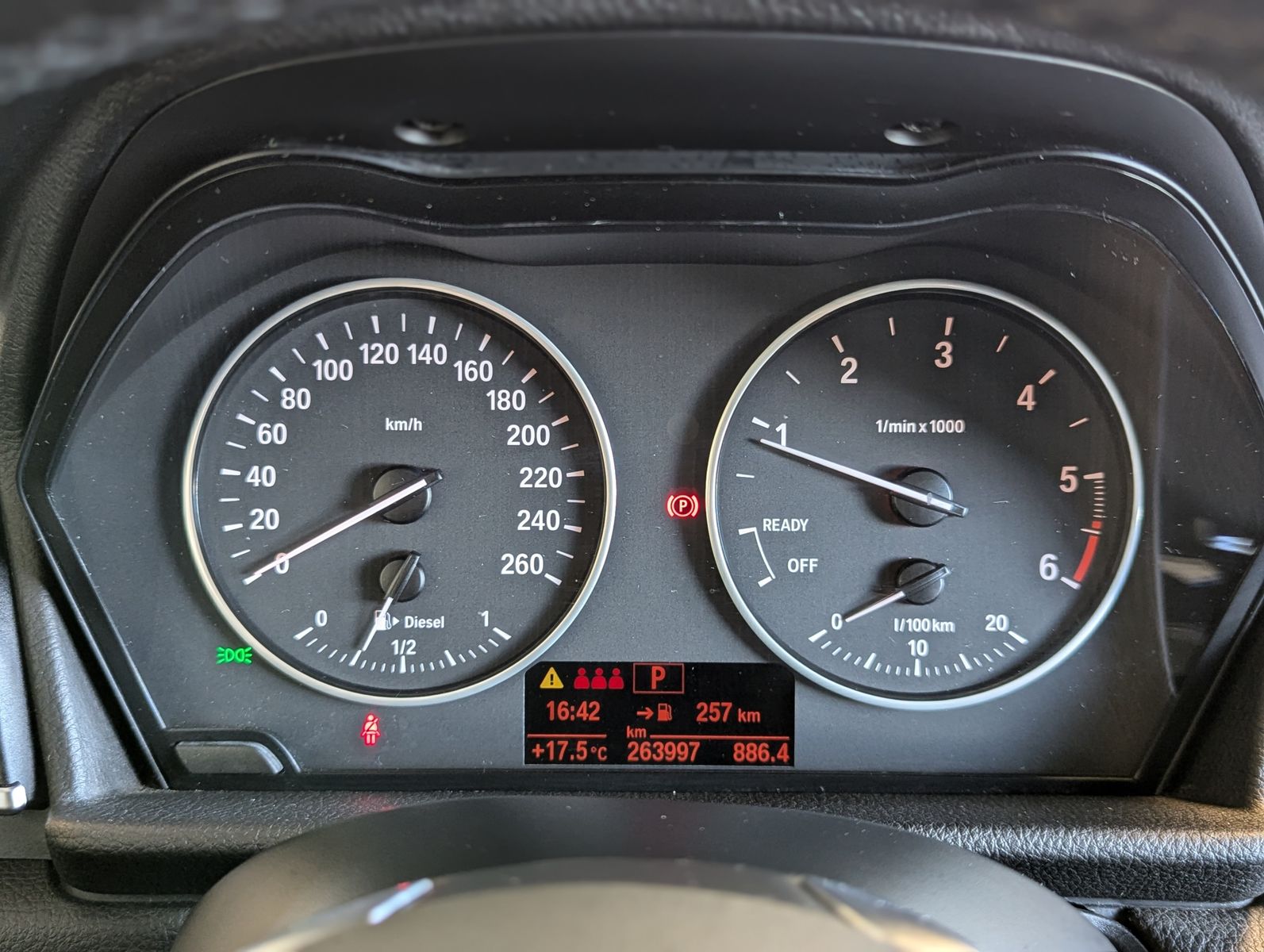 BMW 220 Active Tourer d xDrive LED Pano Navi SHZ AHK - Image 29