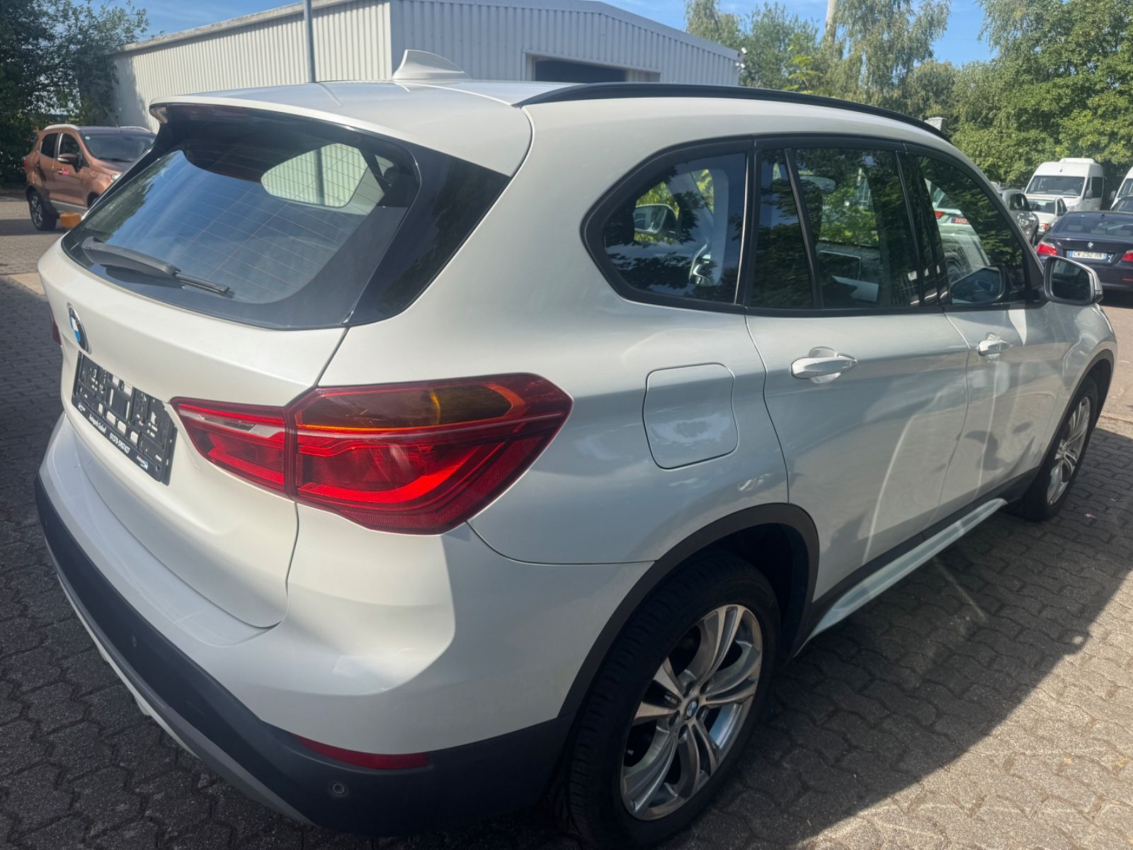 Fahrzeugabbildung BMW X1 sDrive 18 i Sport Line Navi+Sitzheizung