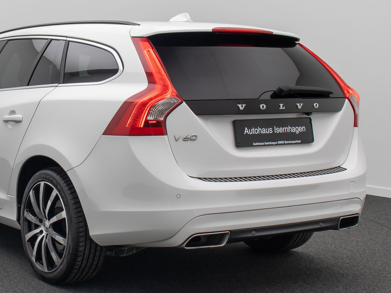 Fahrzeugabbildung Volvo V60 Summum AWD Kamera ACC GSD Memory TotwinkelAs