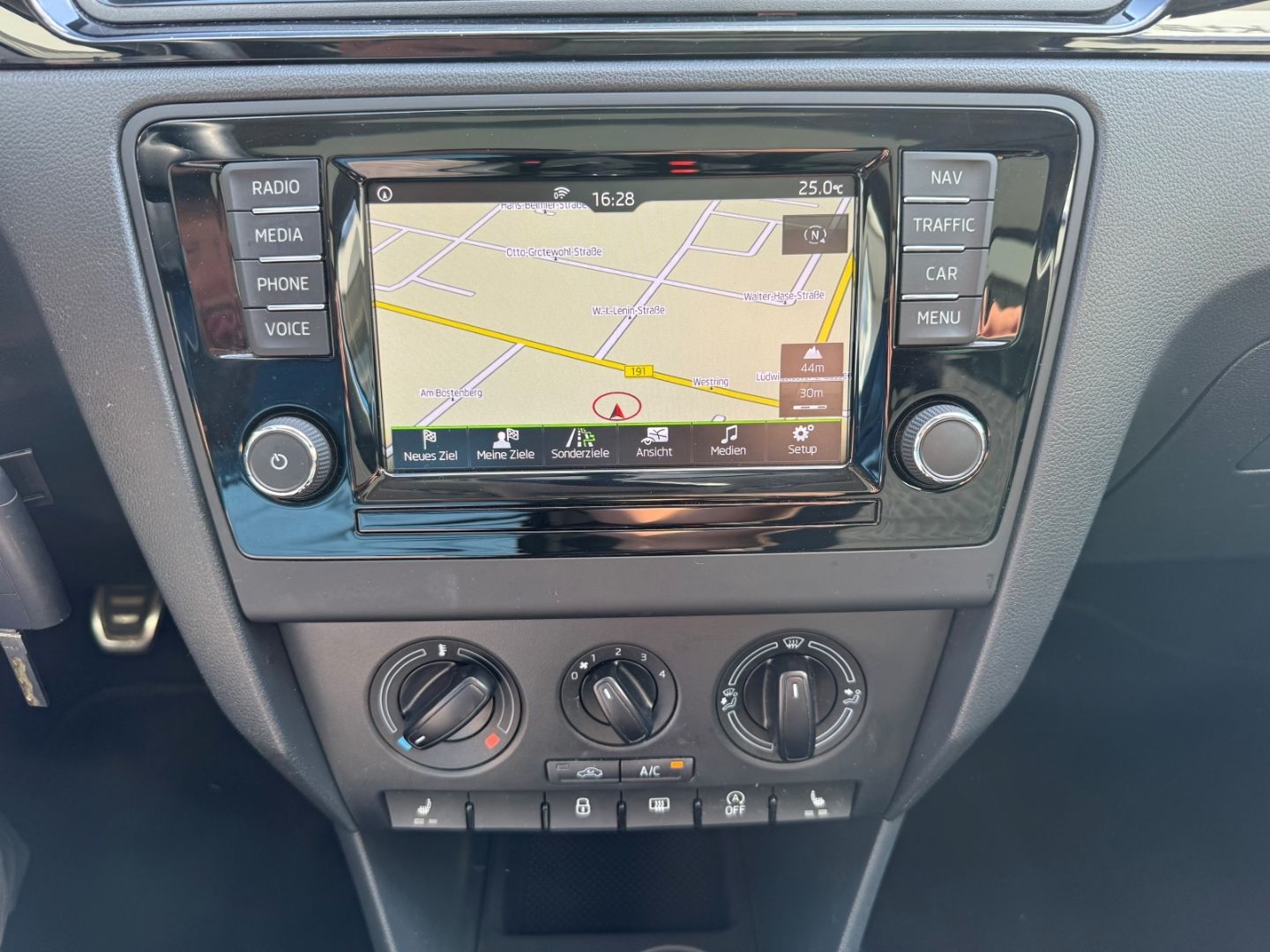 SKODA Rapid Spaceback Emotion Plus 1.2 TSI AHK Pano Na - Image 16