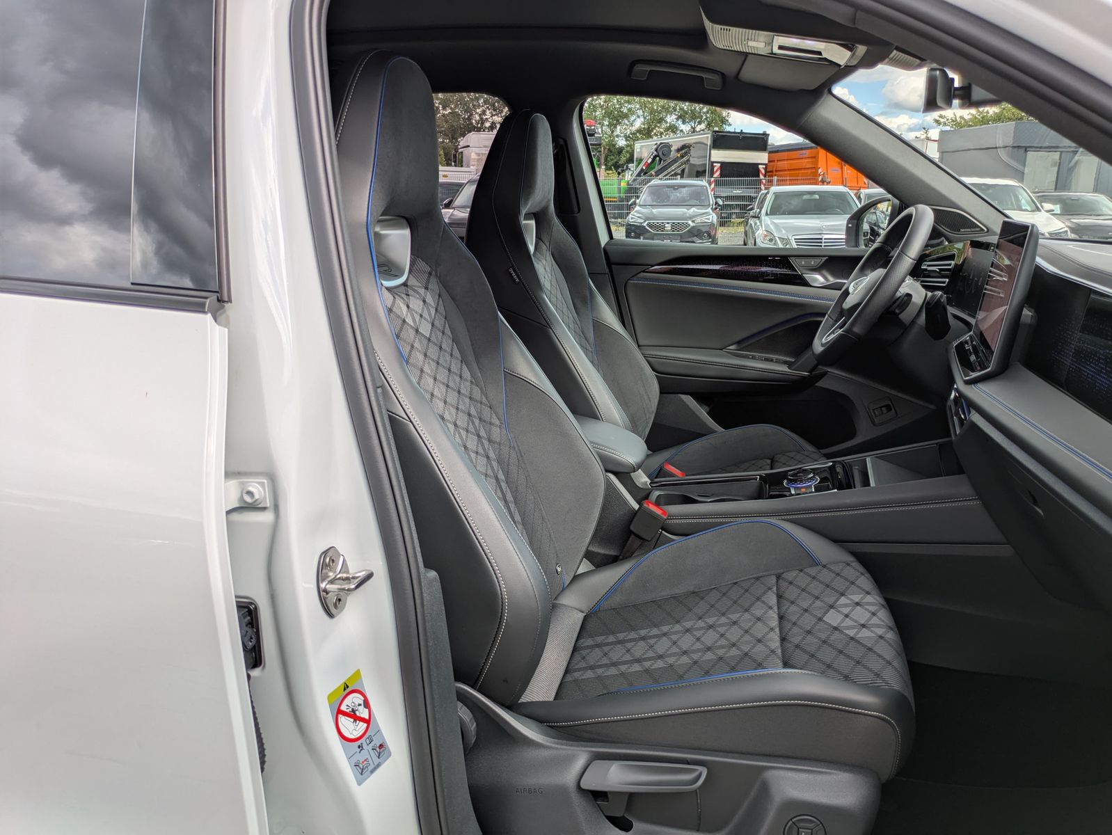 Fahrzeugabbildung Volkswagen Tiguan 2.0 TDI 4M R-Line PANO*H&K*AHK*MATRIX*20"