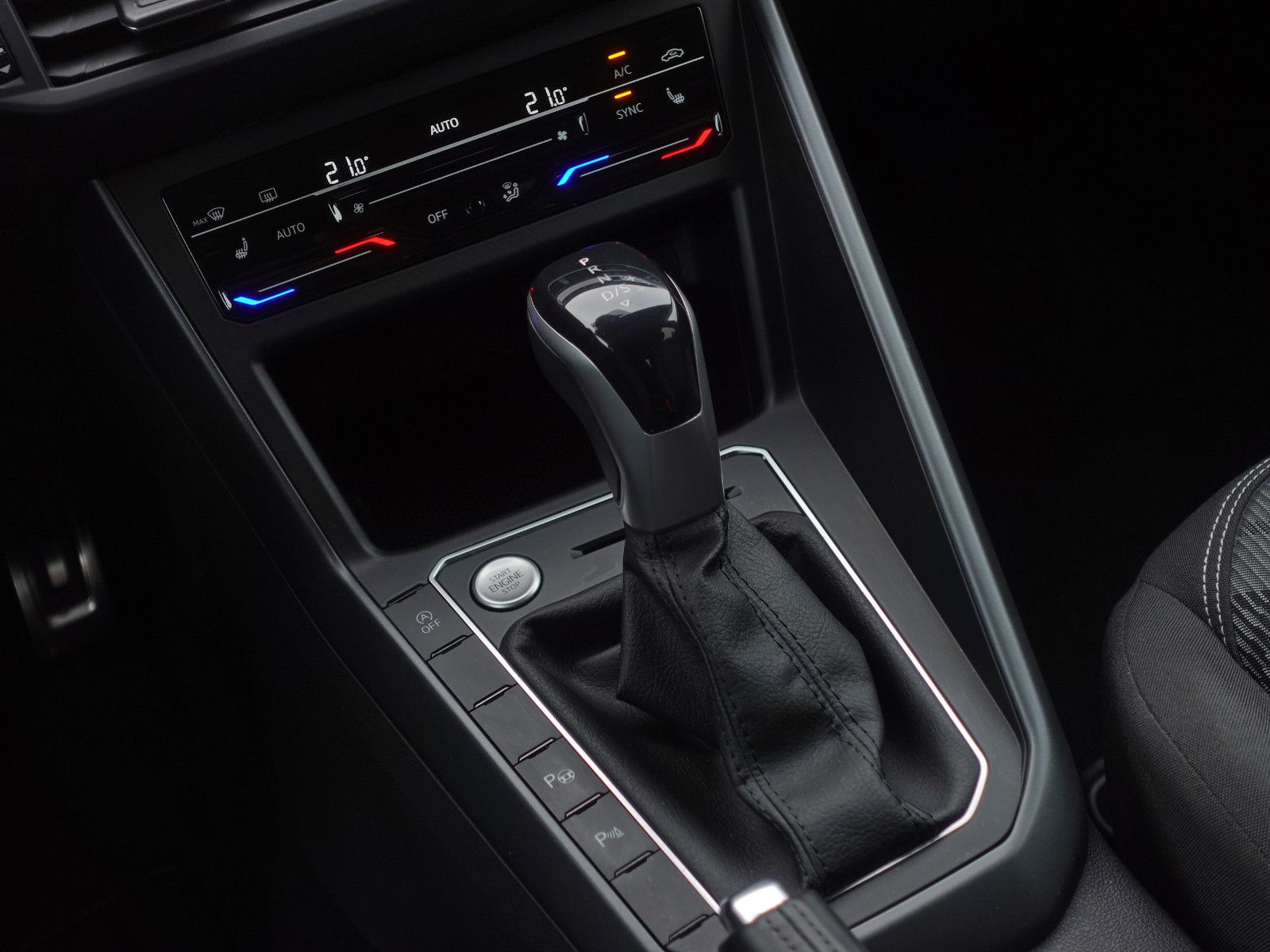 Fahrzeugabbildung Volkswagen Taigo 1.5 TSI DSG R-Line Black Style AHK Assist