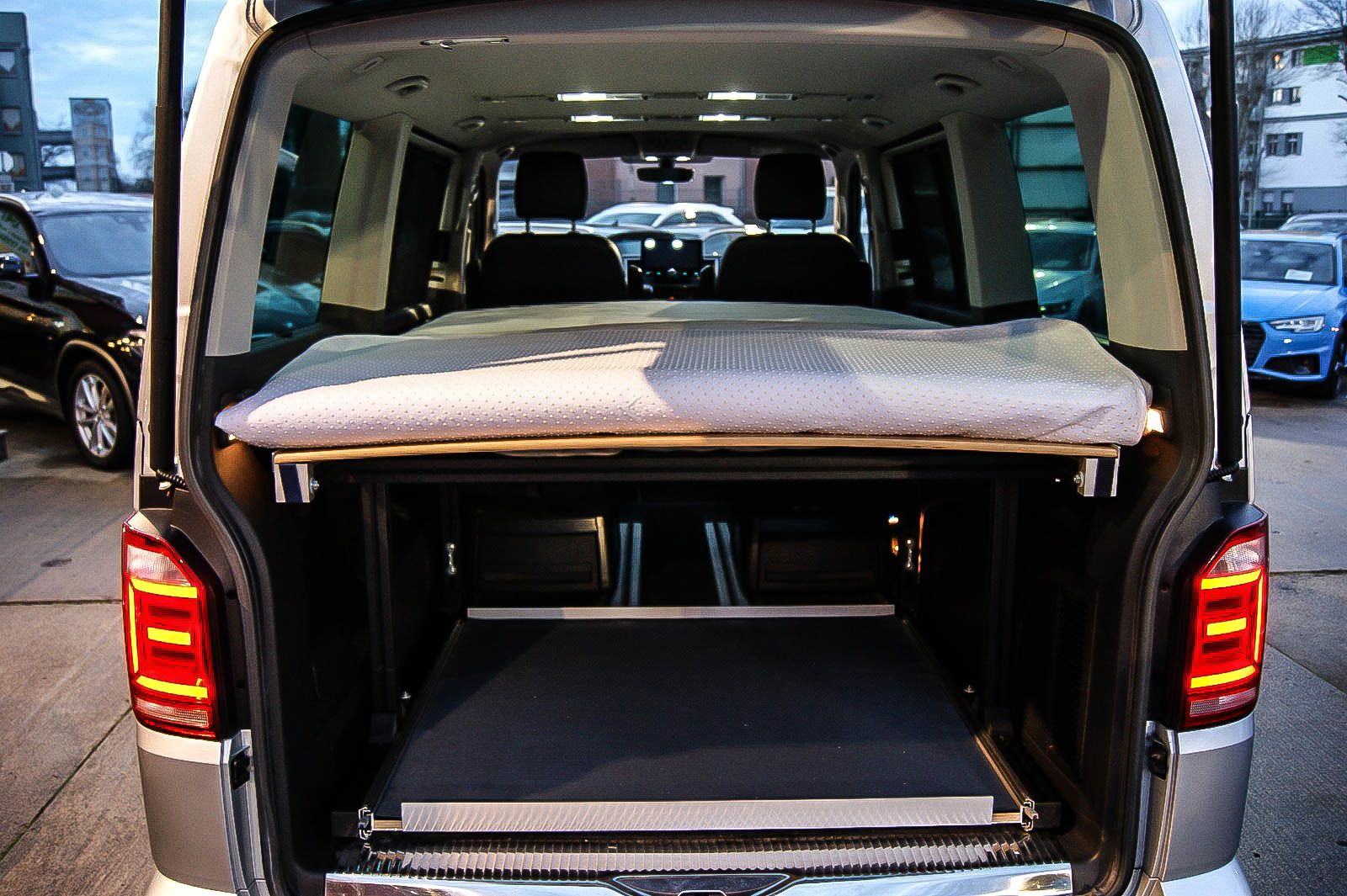 Fahrzeugabbildung Volkswagen T6 Multivan 20TDI DSG Highline 6-Sitze STHZ BETT