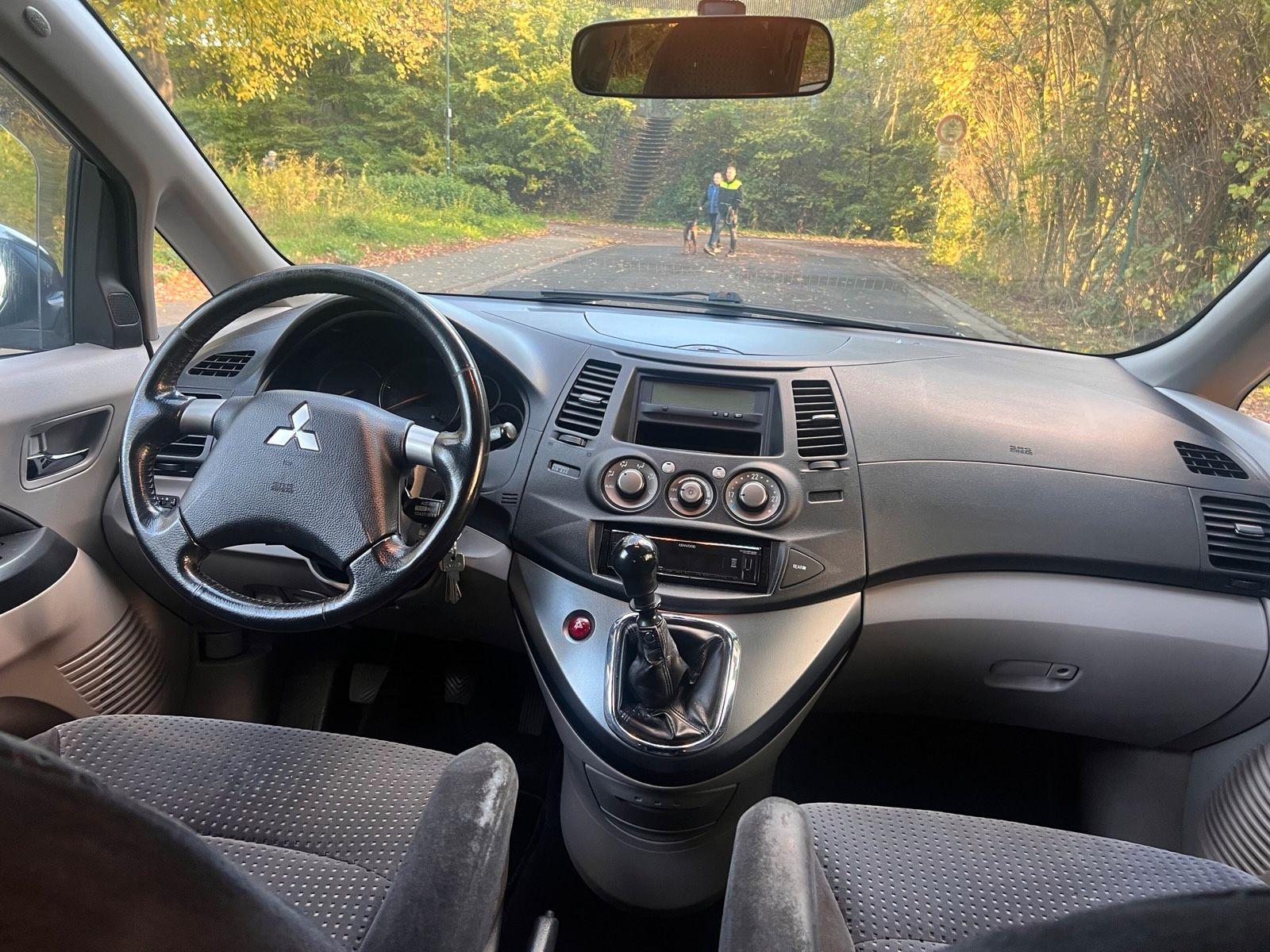 Mitsubishi Grandis 2005 — photo 14