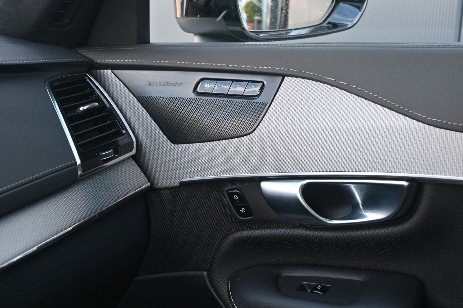 Fahrzeugabbildung Volvo B5D Ultimate Dark HK*HUD*PANO*STHZ*360*STHZ*AHK*