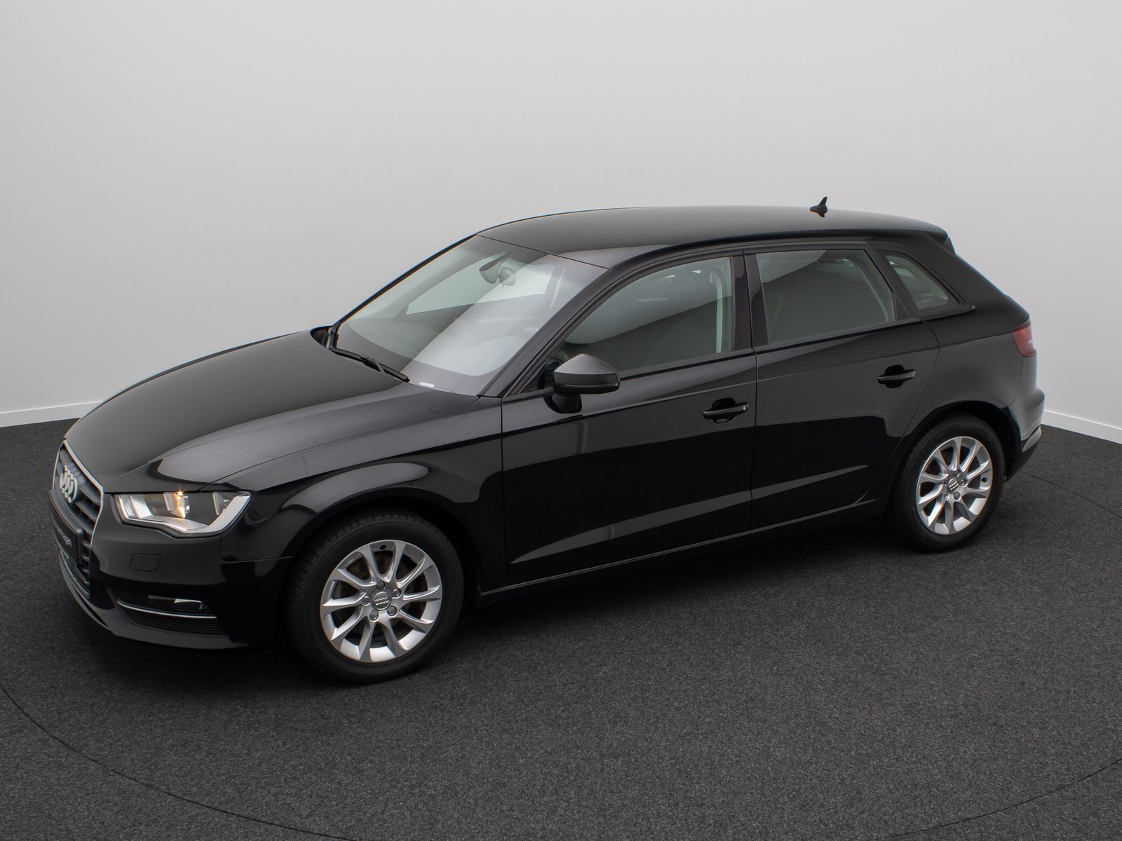 Fahrzeugabbildung Audi A3 Attraction PDC KlimaAut HiFi Sitzheizung LM