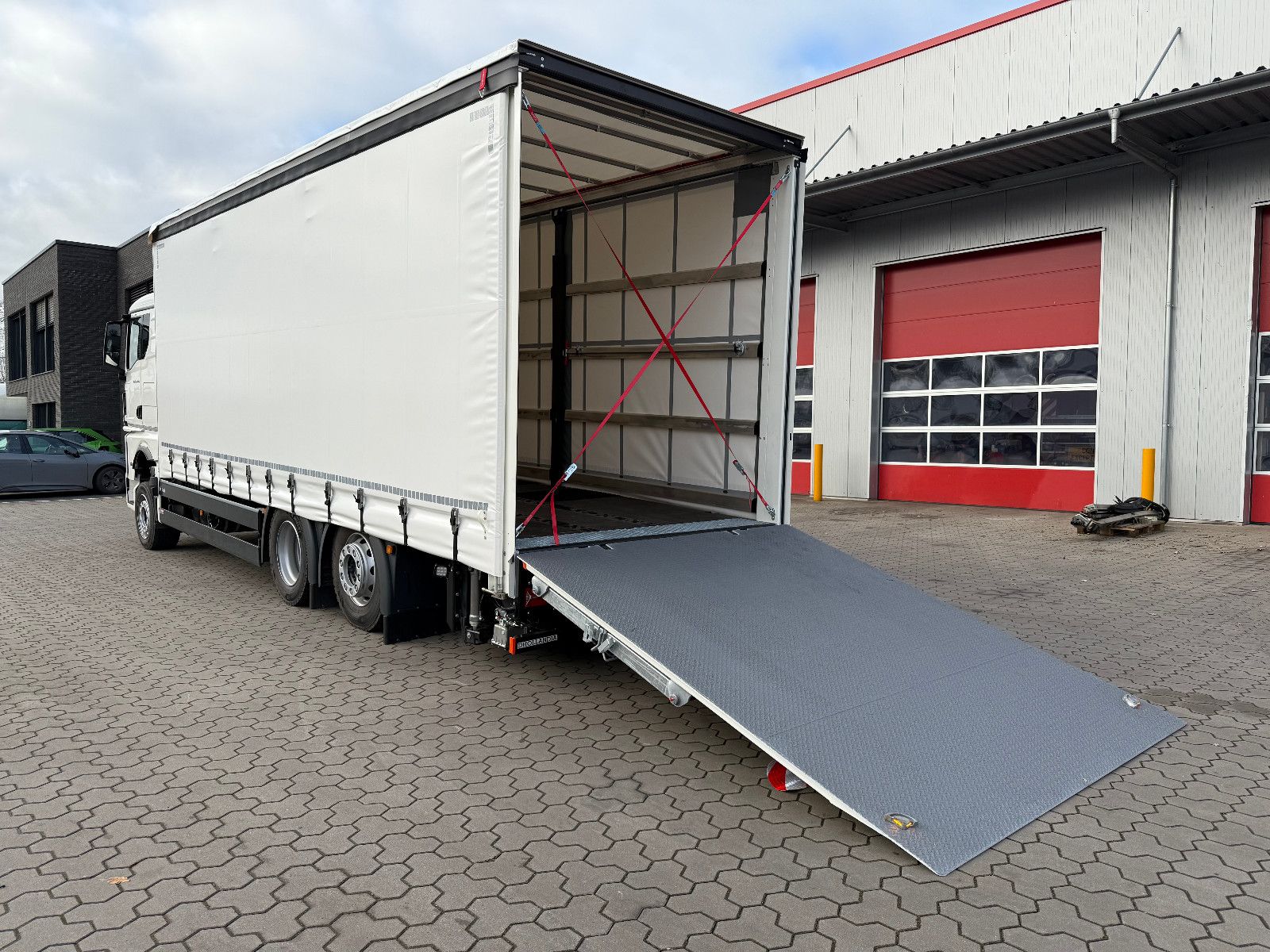 Fahrzeugabbildung MAN TGX 26.440 6x2 LL Schwerlast Ladebordwand/Rampe