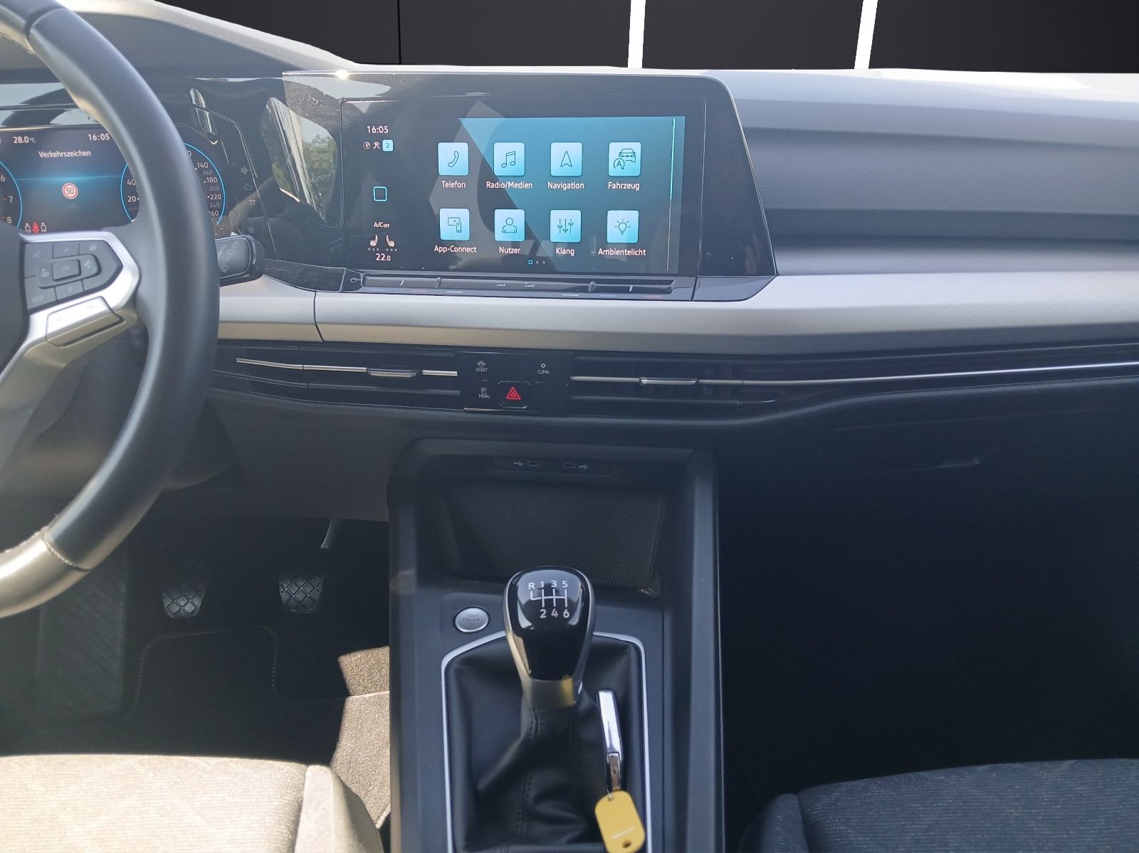 Fahrzeugabbildung Volkswagen Golf VIII Variant TSI Life Matrix AHK Navi AID A