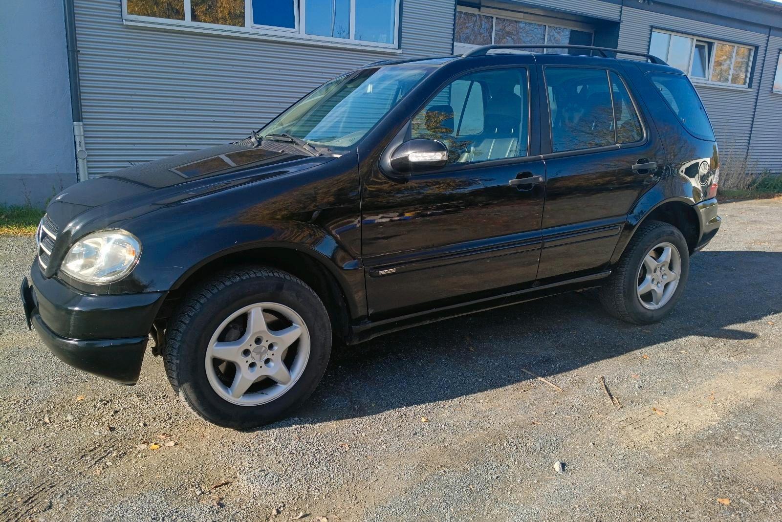 Mercedes-Benz ML270 2004 — rear view