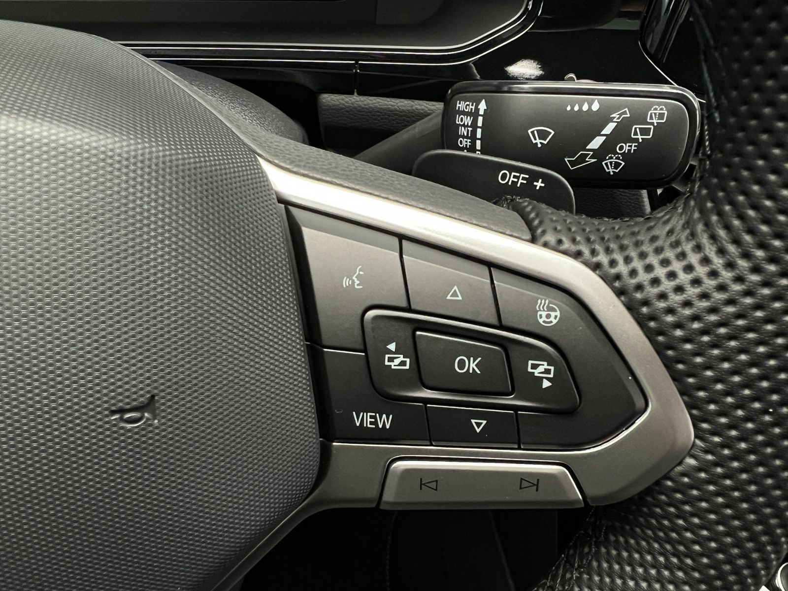 Fahrzeugabbildung Volkswagen T-Roc R-Line 1.5 TSI DSG *Black Style, Pano, 19"