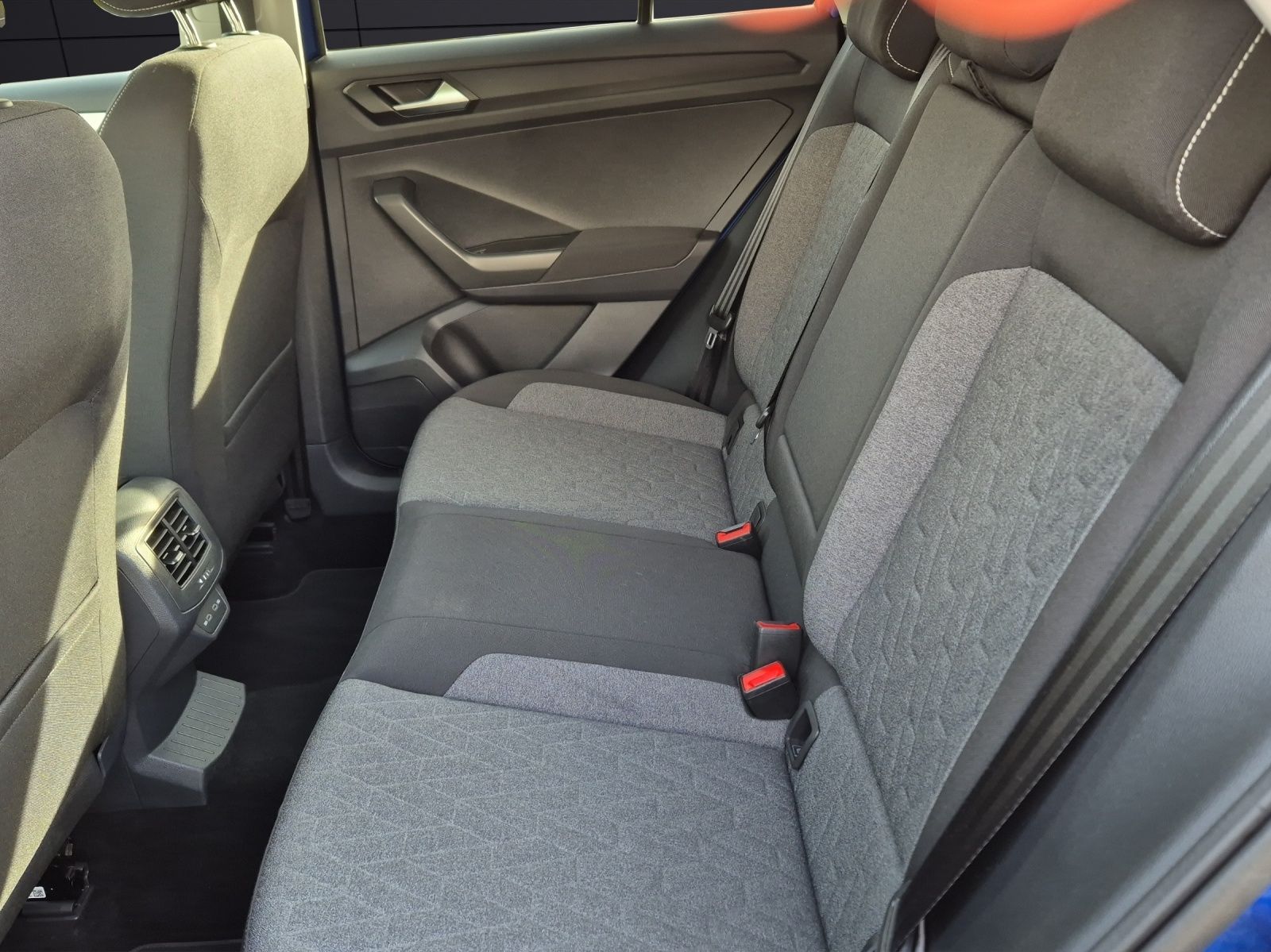 Fahrzeugabbildung Volkswagen T-Roc TSI Move AHK Navi LED AID ACC Park-Assist