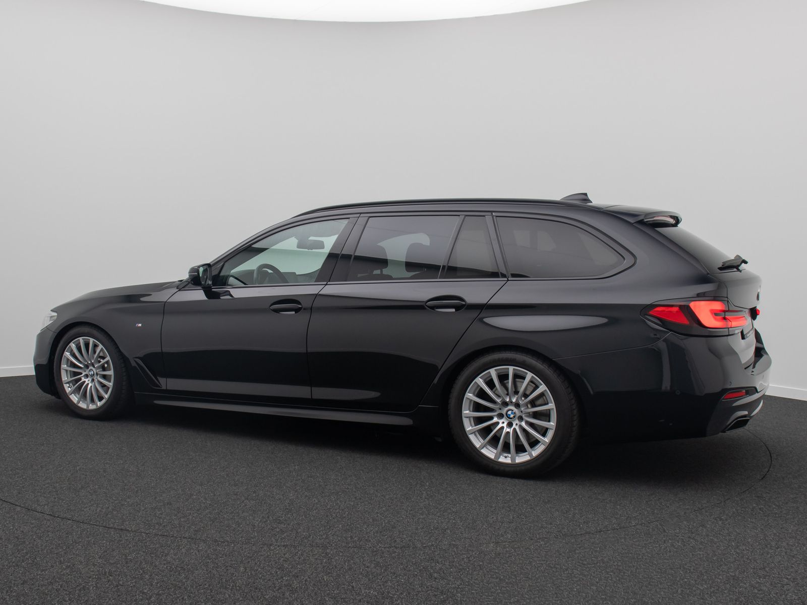 Fahrzeugabbildung BMW 530d xD M-Paket 360° LED DAB HUD Pano NaviPro