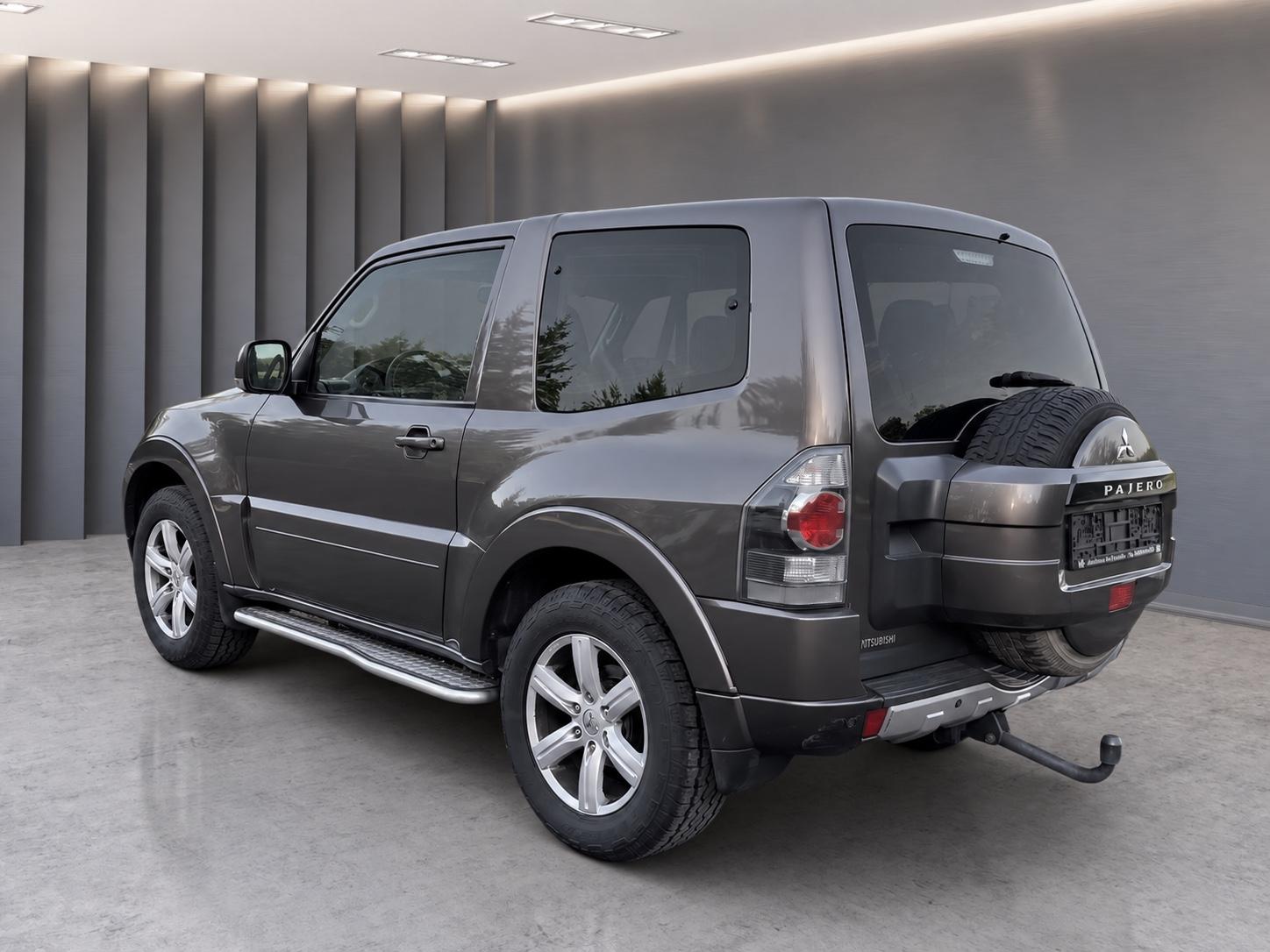 Mitsubishi Pajero 3.2 DI-D 200 ch • 3 portes • 4x4 • Boîte manuelle • Attelage
