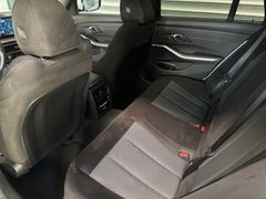 Fahrzeugabbildung BMW 320d Touring M Sport -- Pano/ACC/HeadUp/HiFi