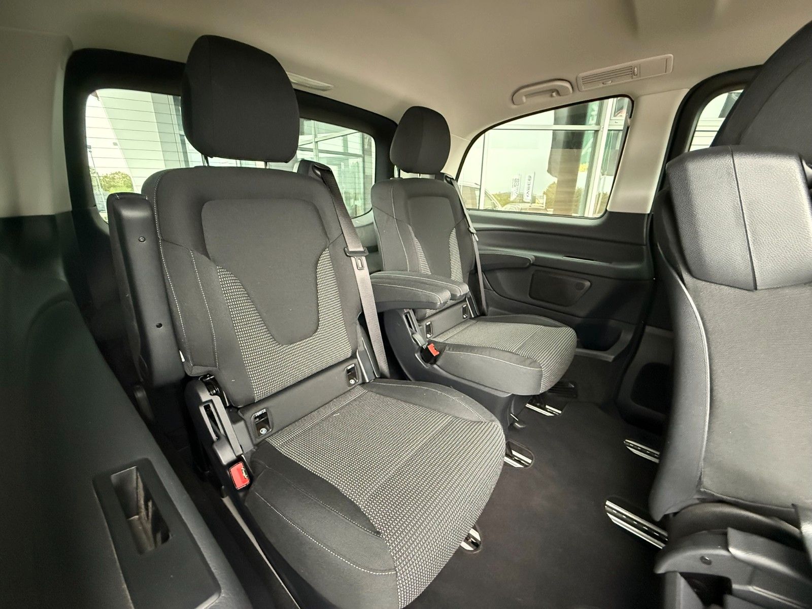 Fahrzeugabbildung Mercedes-Benz V 250 d Kompakt DISTRONIC AHK2,5to Kamera
