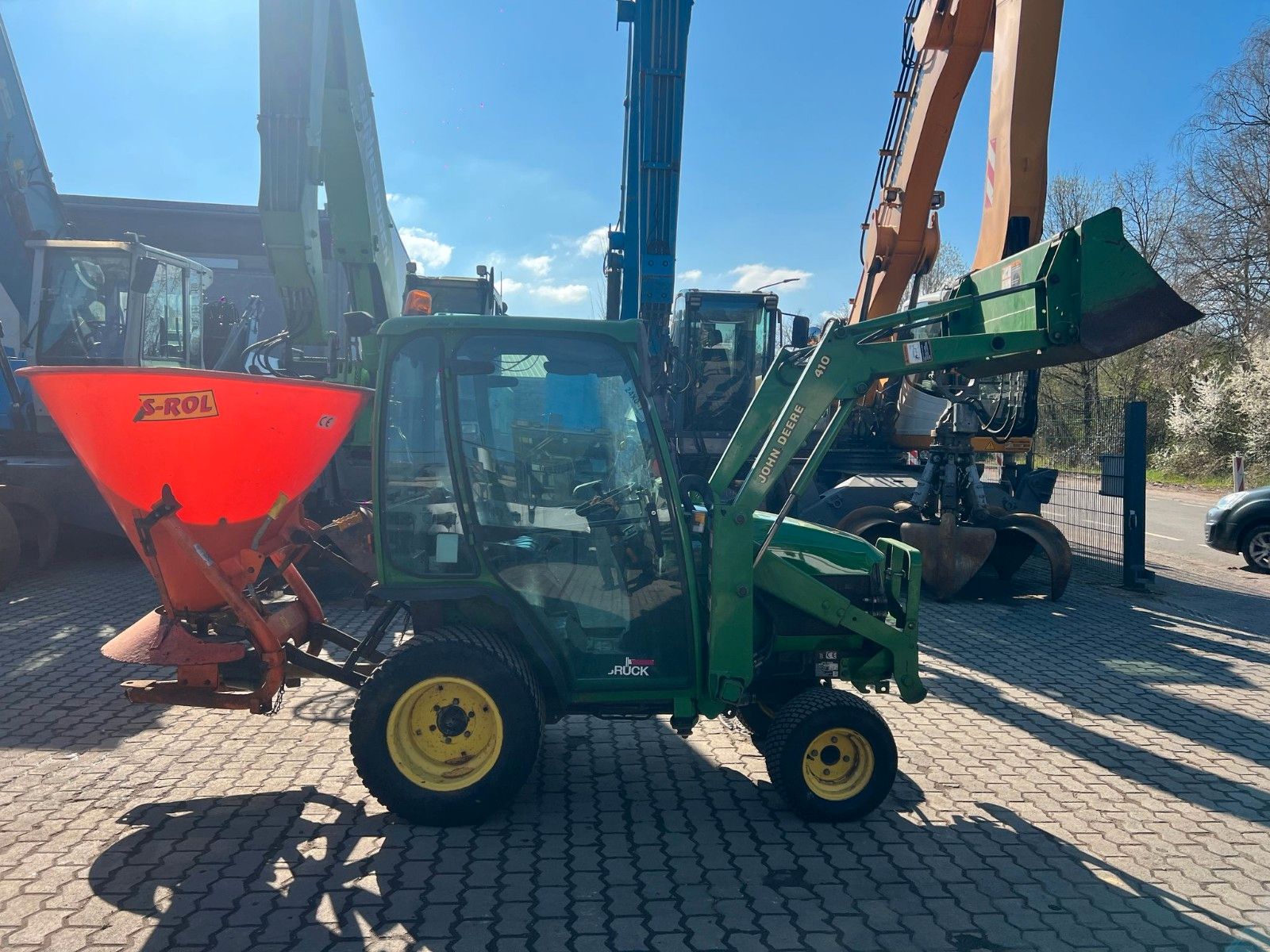 Fahrzeugabbildung John Deere 4010 / Allrad / Frontlader / Salzstreuer /
