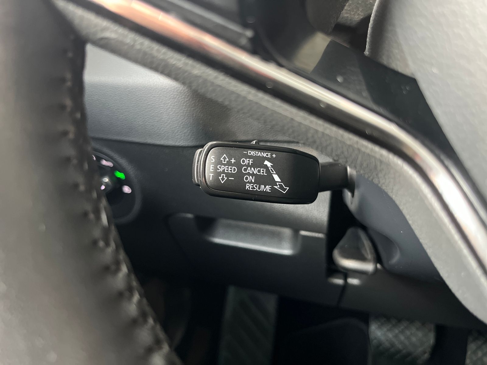 Fahrzeugabbildung SKODA KAROQ Style AHK ACC LED NAV LEDER 18"