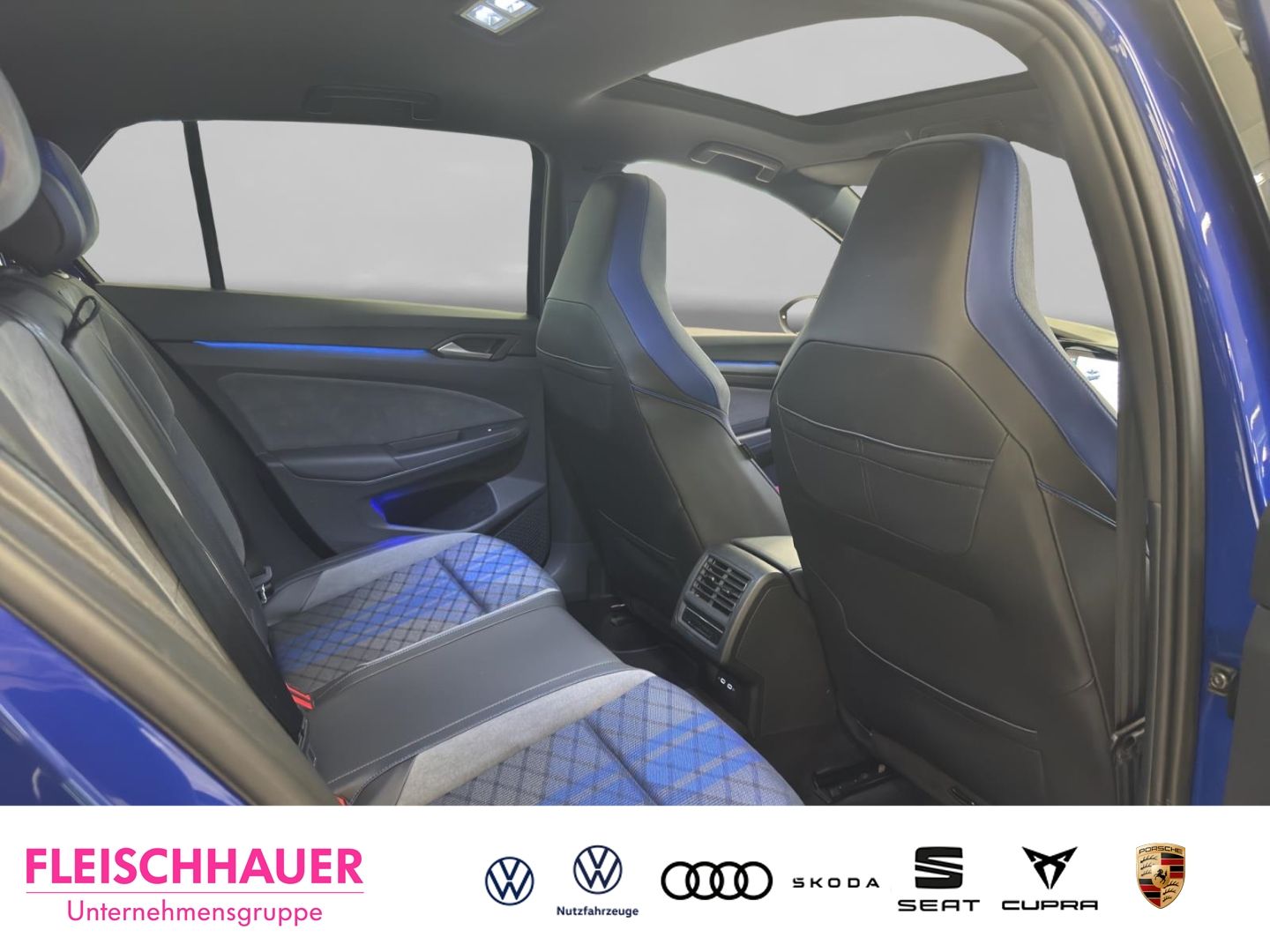 Volkswagen Golf VIII R 2.0 TSI 4M Matrix Navi Pano 270km h foto 21