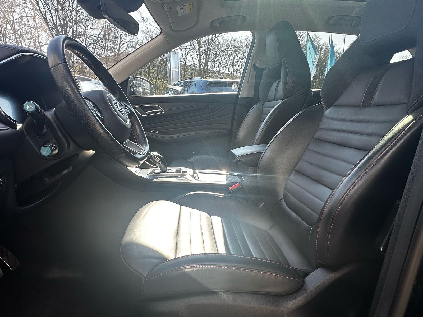 Fahrzeugabbildung MG EHS Luxury PANO+LEDER+NAVI+SHZ+KAMERA+ACC+360°