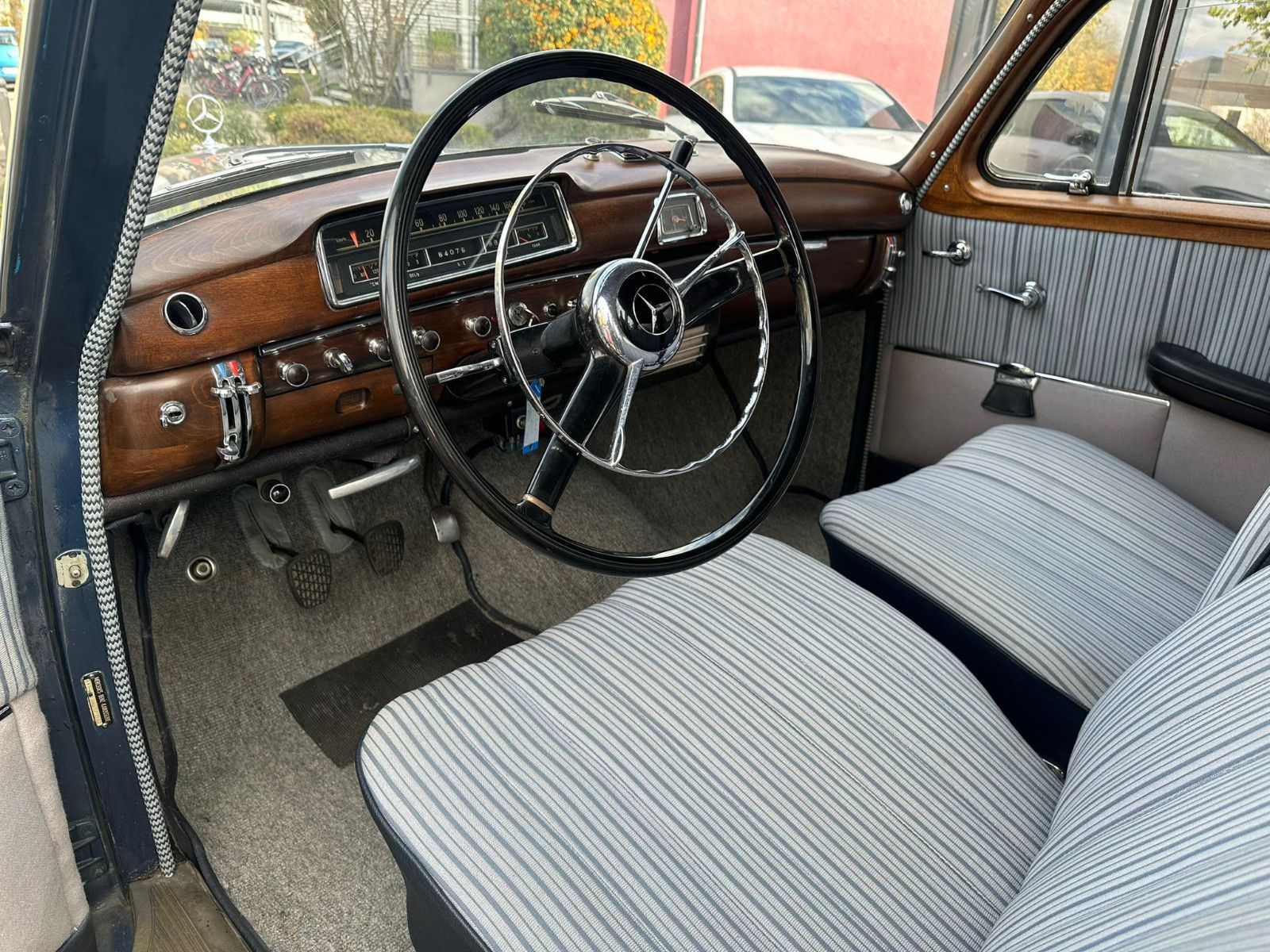 Fahrzeugabbildung Mercedes-Benz 220 S Ponton aus dem Jahr 1956