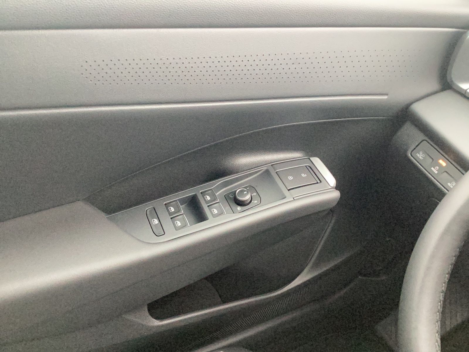 Fahrzeugabbildung Volkswagen T-Roc Style AHZV NAVI LED DAB ACC