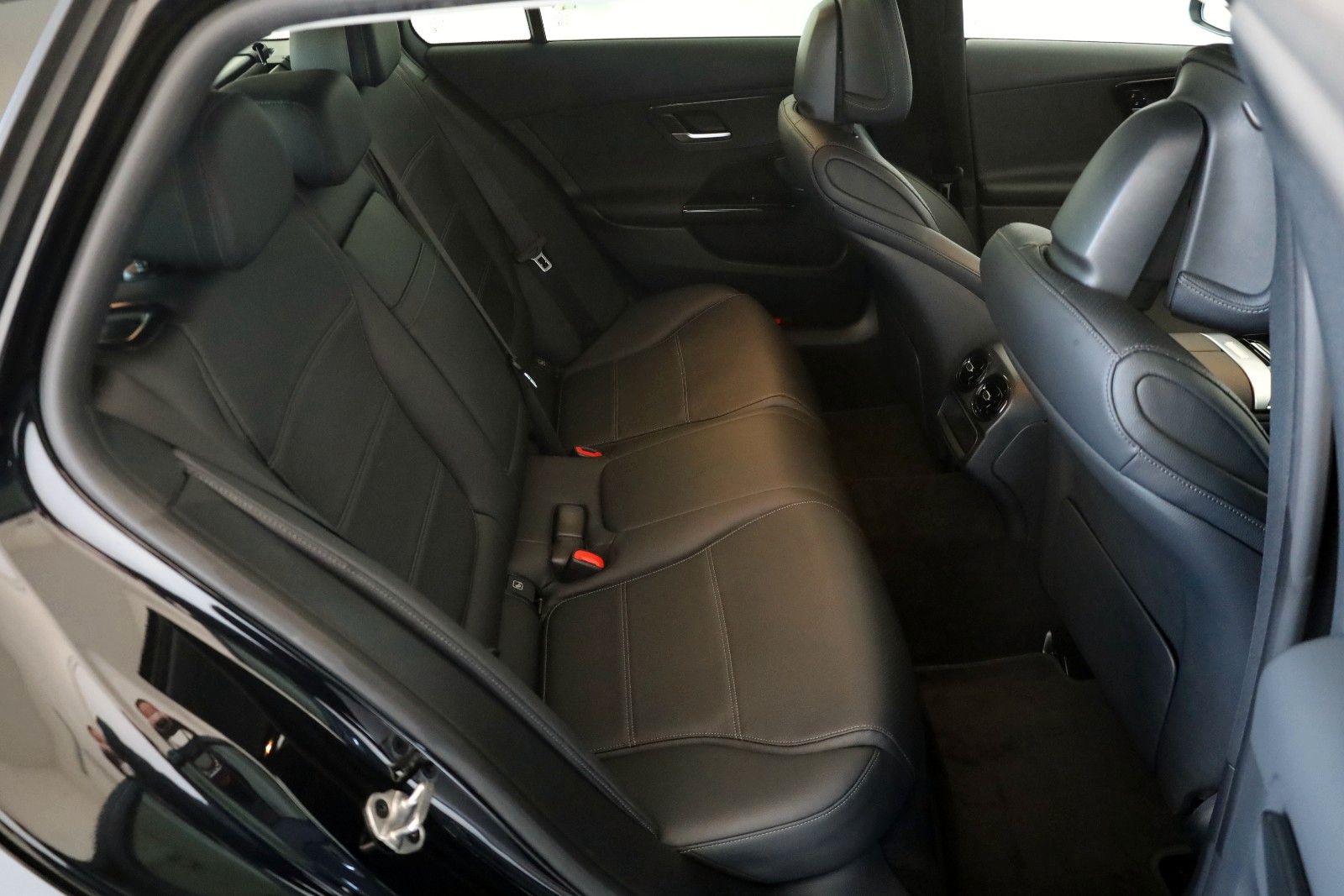 Fahrzeugabbildung Mercedes-Benz C 300e T Leder,Navi,LED,SH,PDC,Kamera,Park Paket