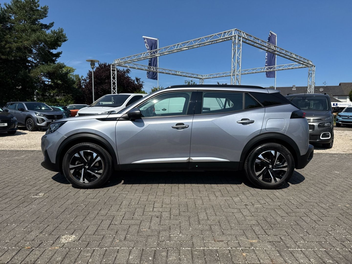 Fahrzeugabbildung Peugeot 2008 Allure Elektro 136 Navi CarPlay  SHZ DAB