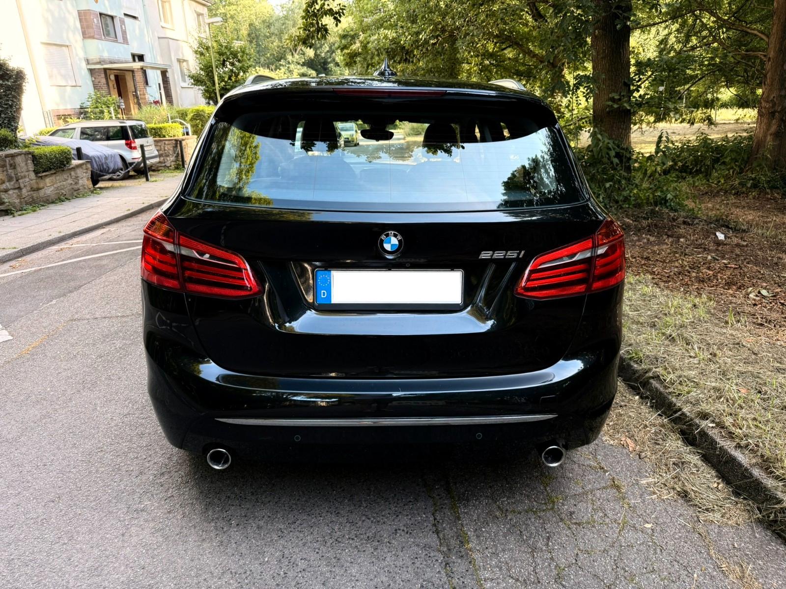 BMW 225i Active Tourer Luxury Pano AHK ACC HUD H/K