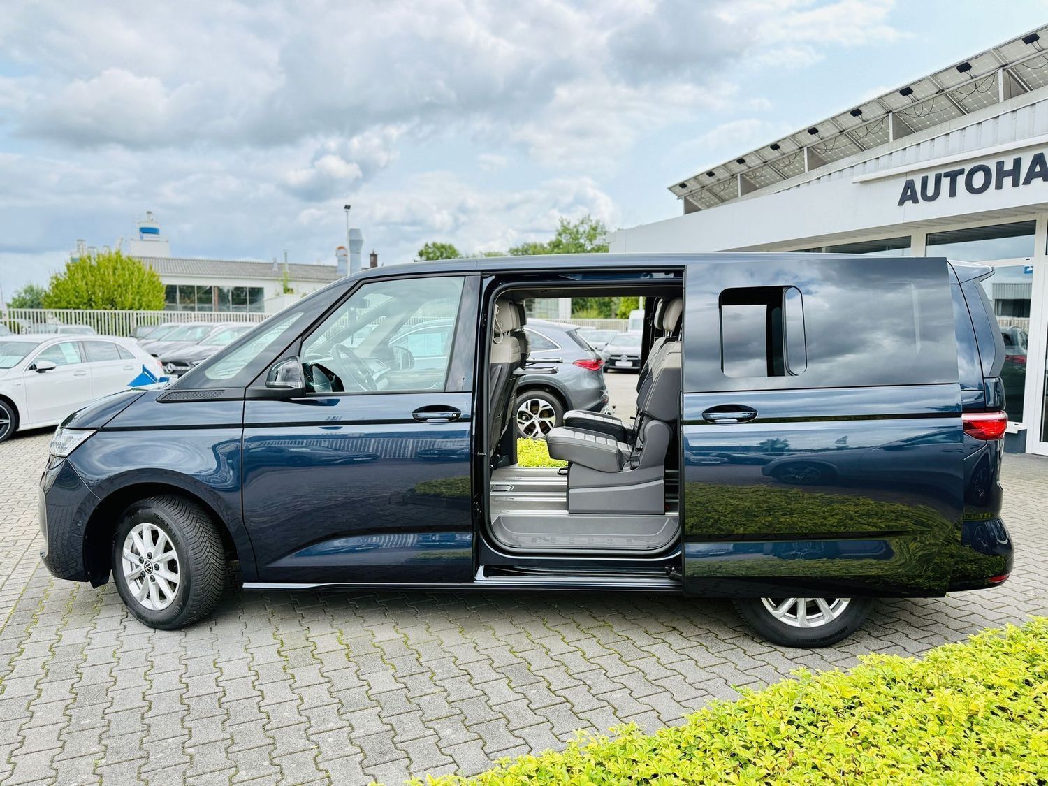 Fahrzeugabbildung Volkswagen T7 Multivan 2,0 TDI LANG, 7-Sitze, DSG, LED, AHK